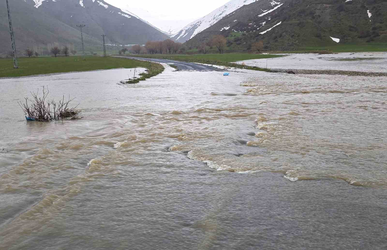 Bitlis’teki Güzeldere Menderesleri adeta doğal göl oldu
