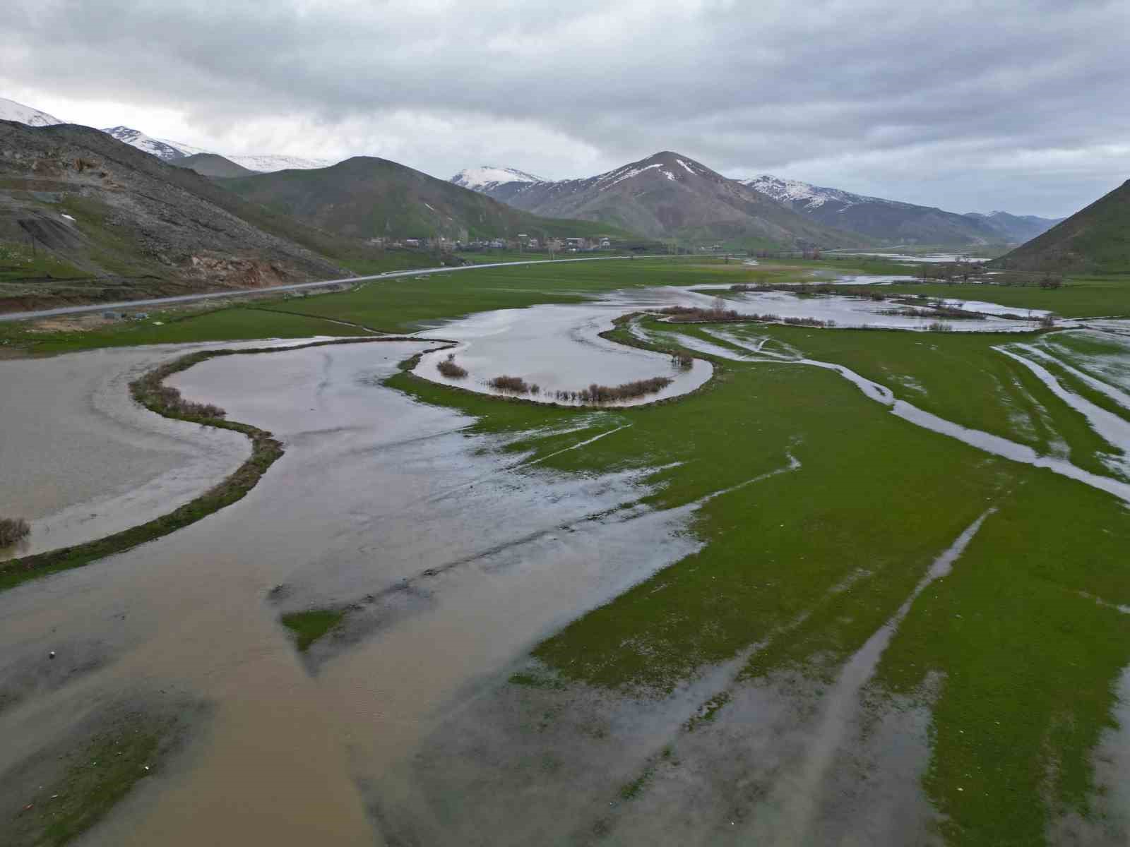 Bitlis’teki Güzeldere Menderesleri adeta doğal göl oldu
