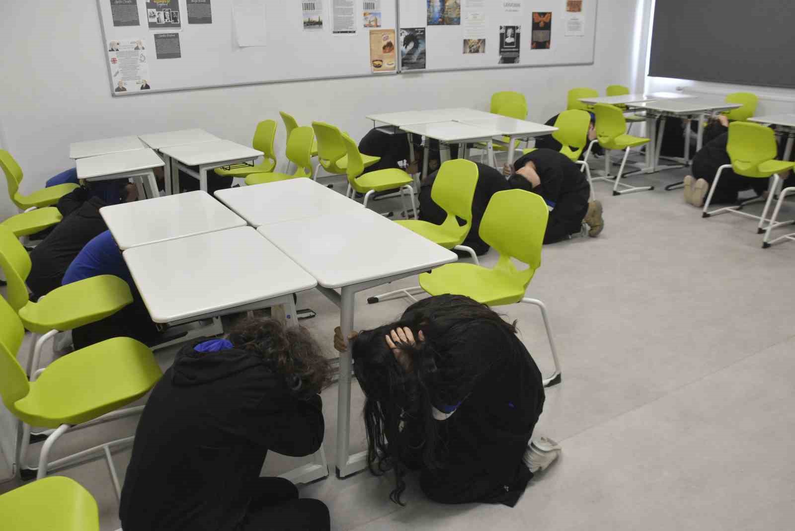 Bitlis’teki okullarda deprem tatbikatı yapıldı
