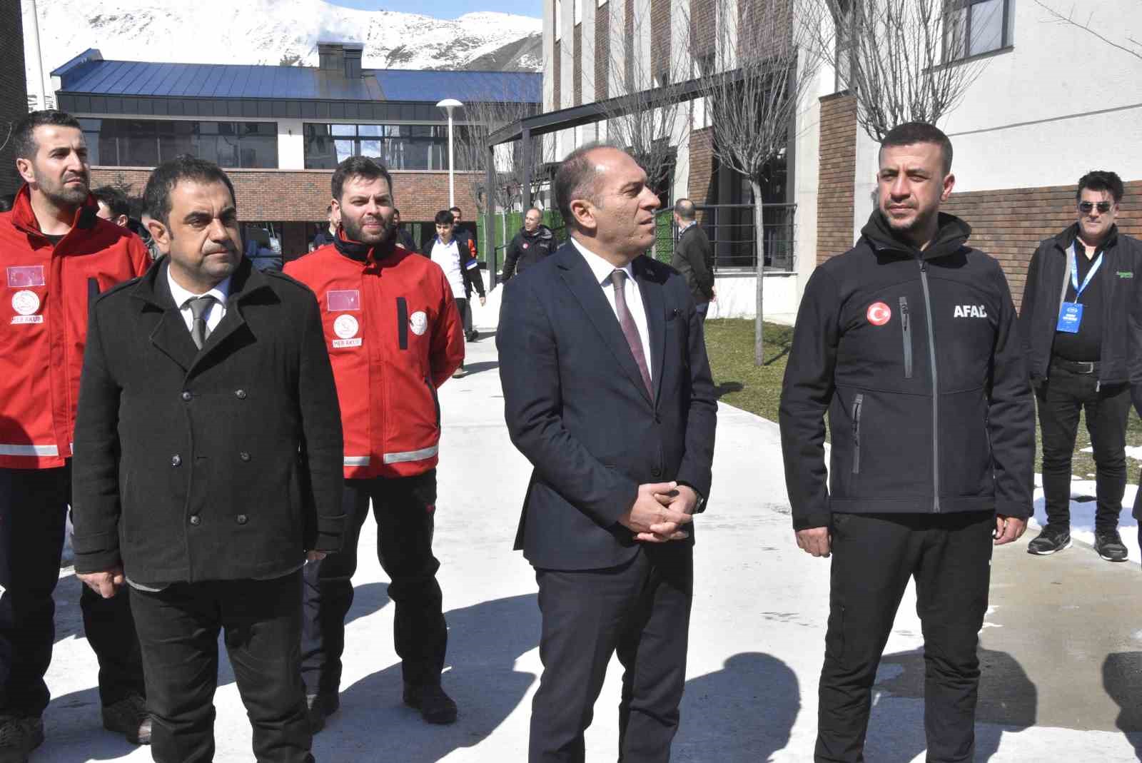 Bitlis’teki okullarda deprem tatbikatı yapıldı
