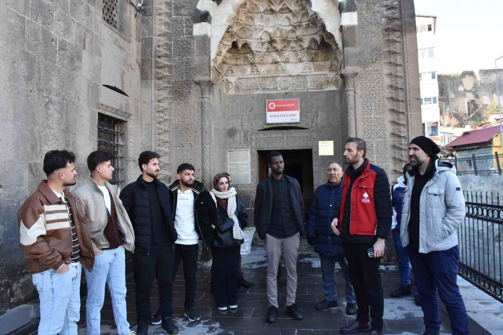 Bitlis’teki yabancı öğrenciler tarihi mekanları gezdi
