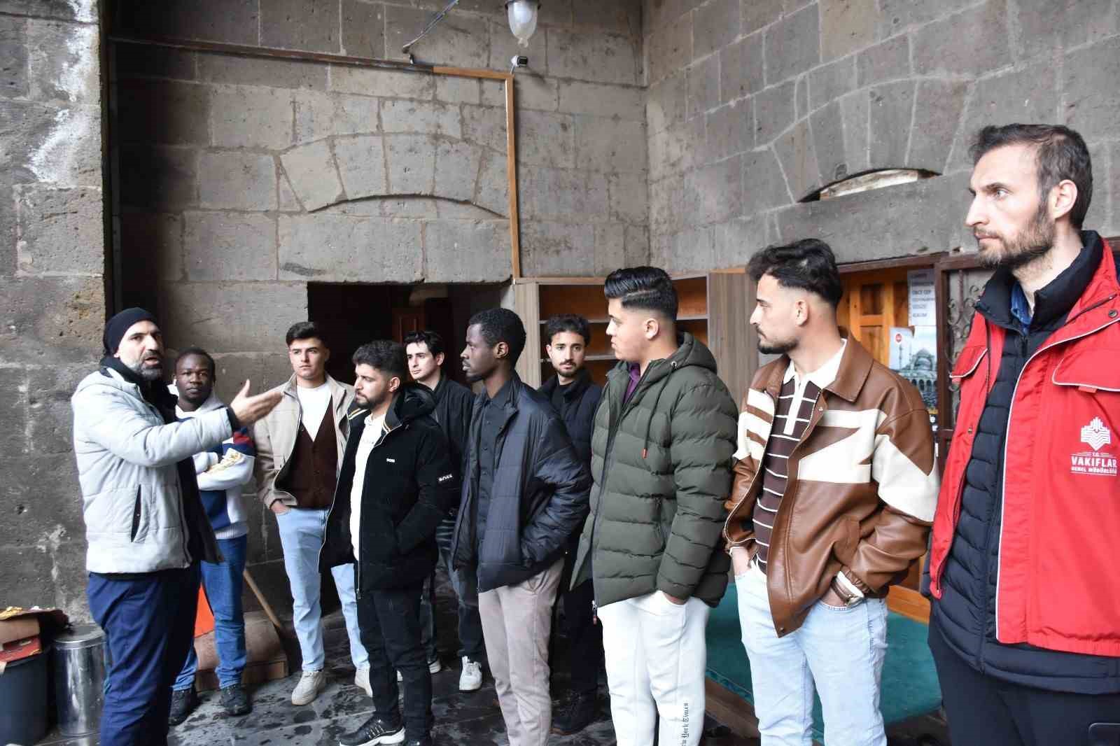 Bitlis’teki yabancı öğrenciler tarihi mekanları gezdi
