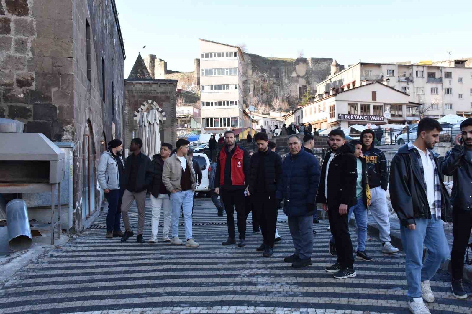Bitlis’teki yabancı öğrenciler tarihi mekanları gezdi
