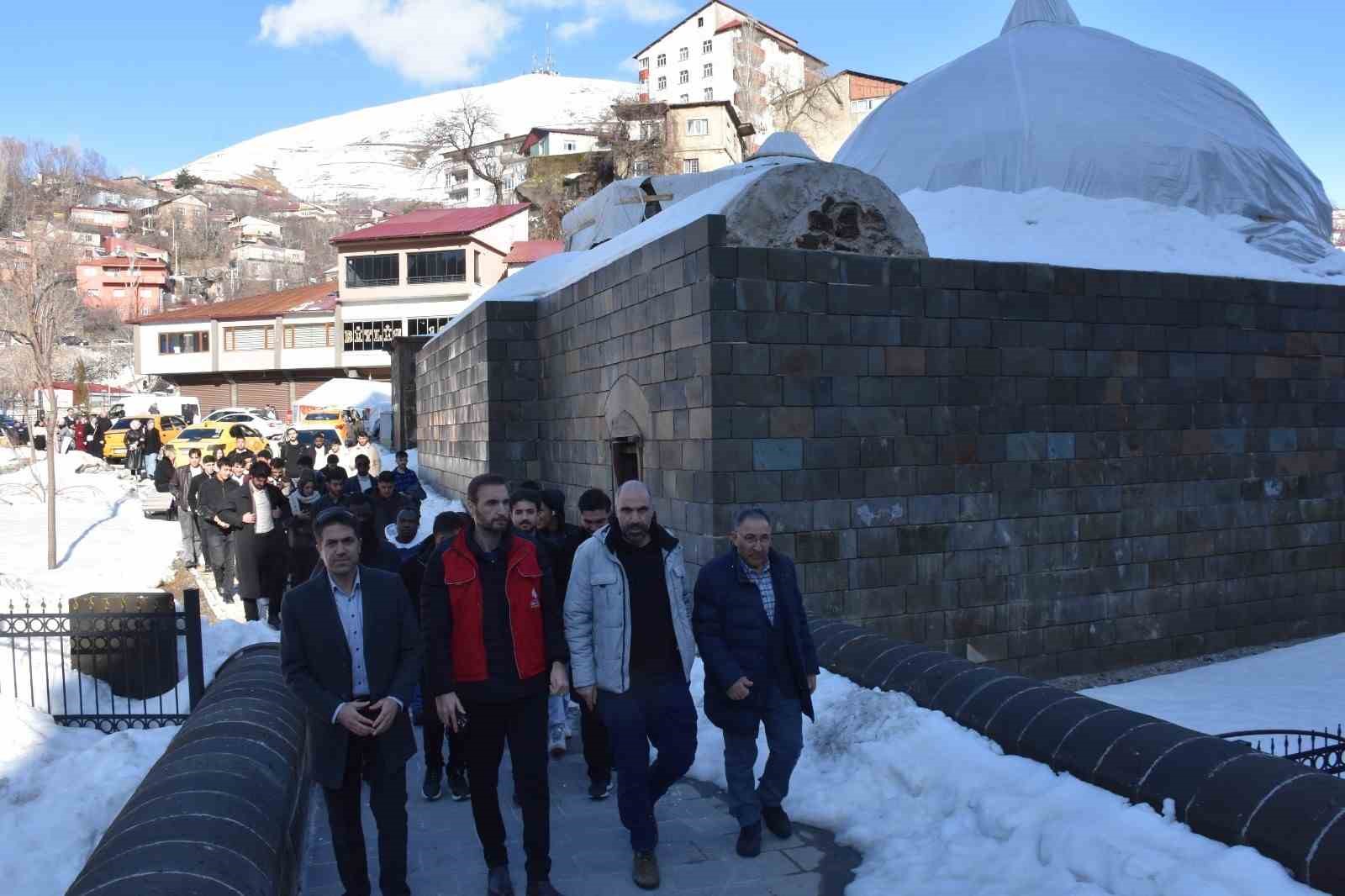 Bitlis’teki yabancı öğrenciler tarihi mekanları gezdi
