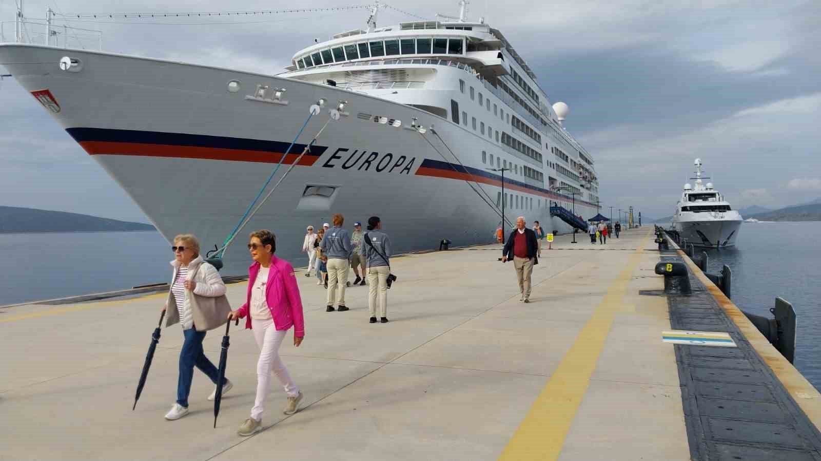 Bodrum Limanı’nda dev yolcu gemisi hareketliliği: 357 turist ilçeye ayak bastı
