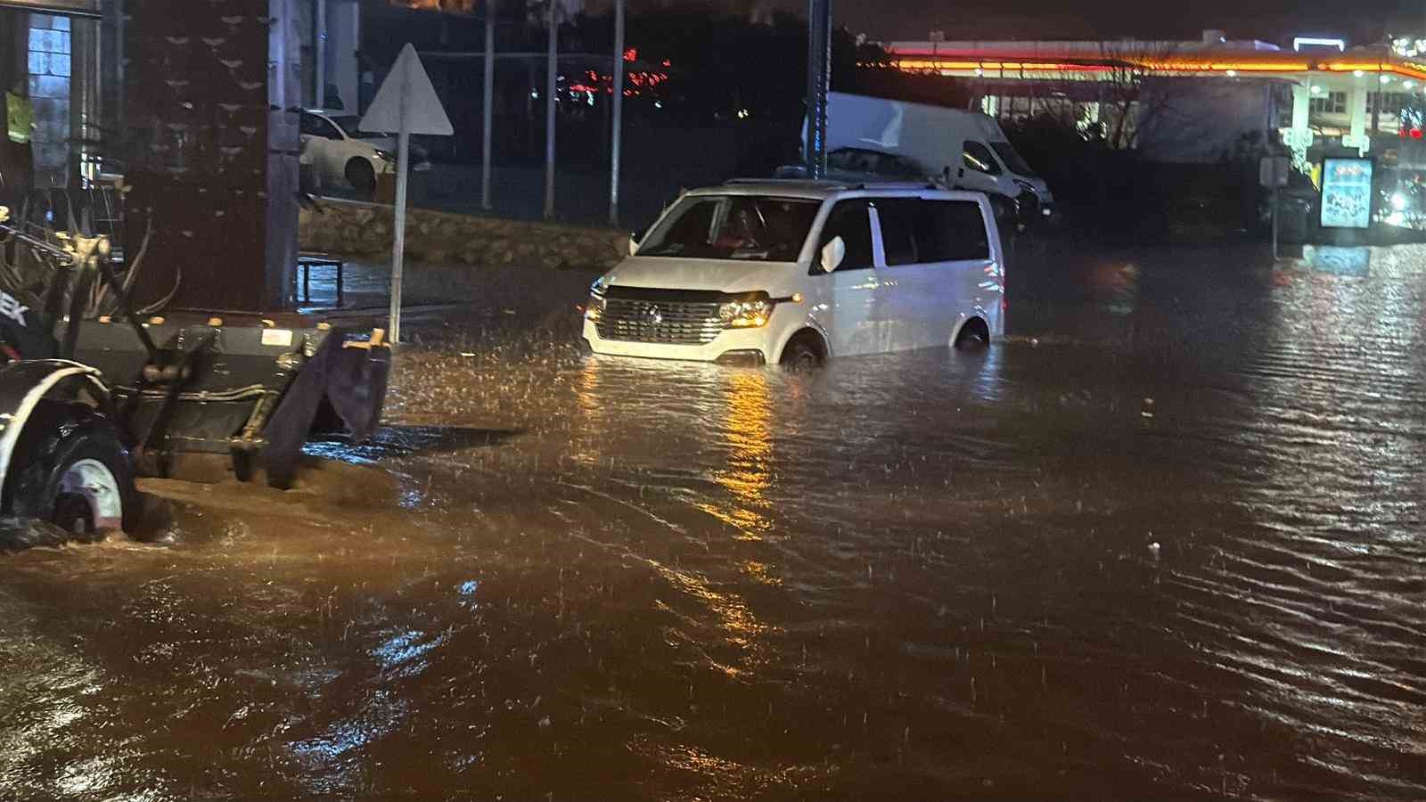 Bodrum sağanak yağışa teslim oldu: Yollar göle döndü, evleri su bastı
