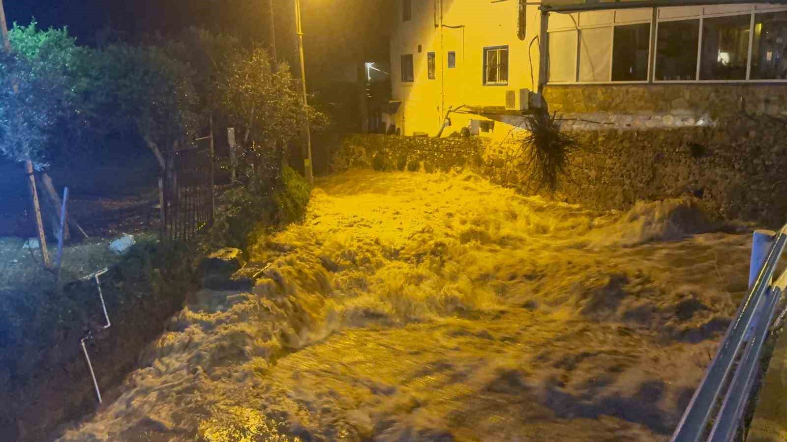 Bodrum sağanak yağışa teslim oldu: Yollar göle döndü, evleri su bastı
