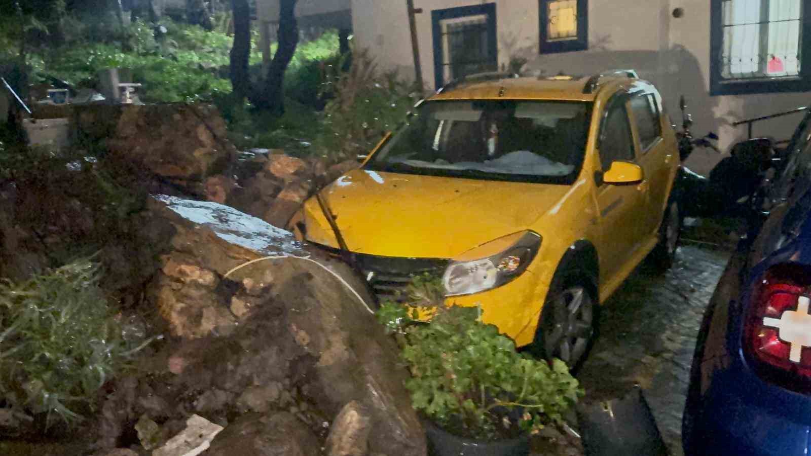 Bodrum sağanak yağışa teslim oldu: Yollar göle döndü, evleri su bastı
