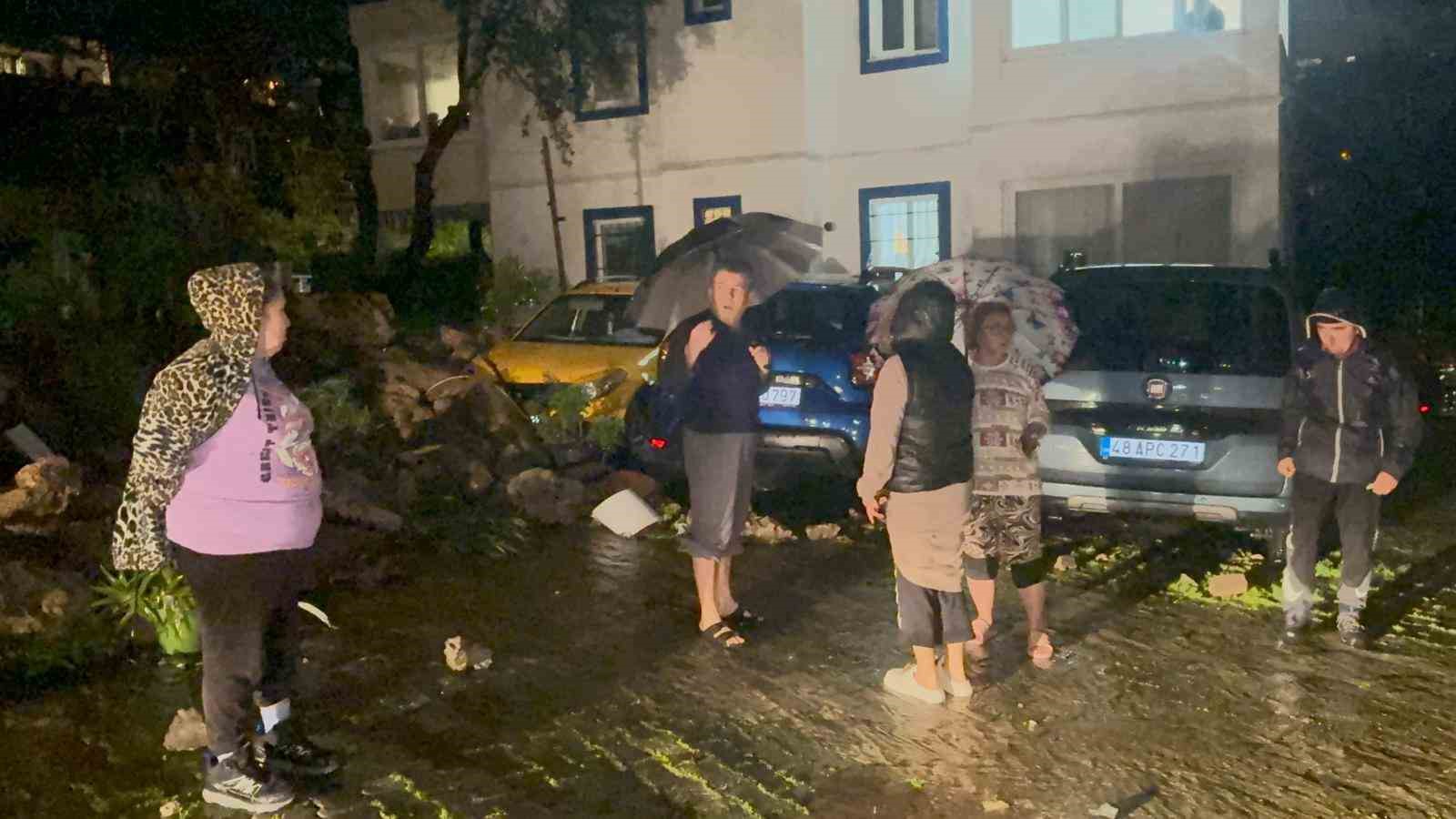 Bodrum sağanak yağışa teslim oldu: Yollar göle döndü, evleri su bastı
