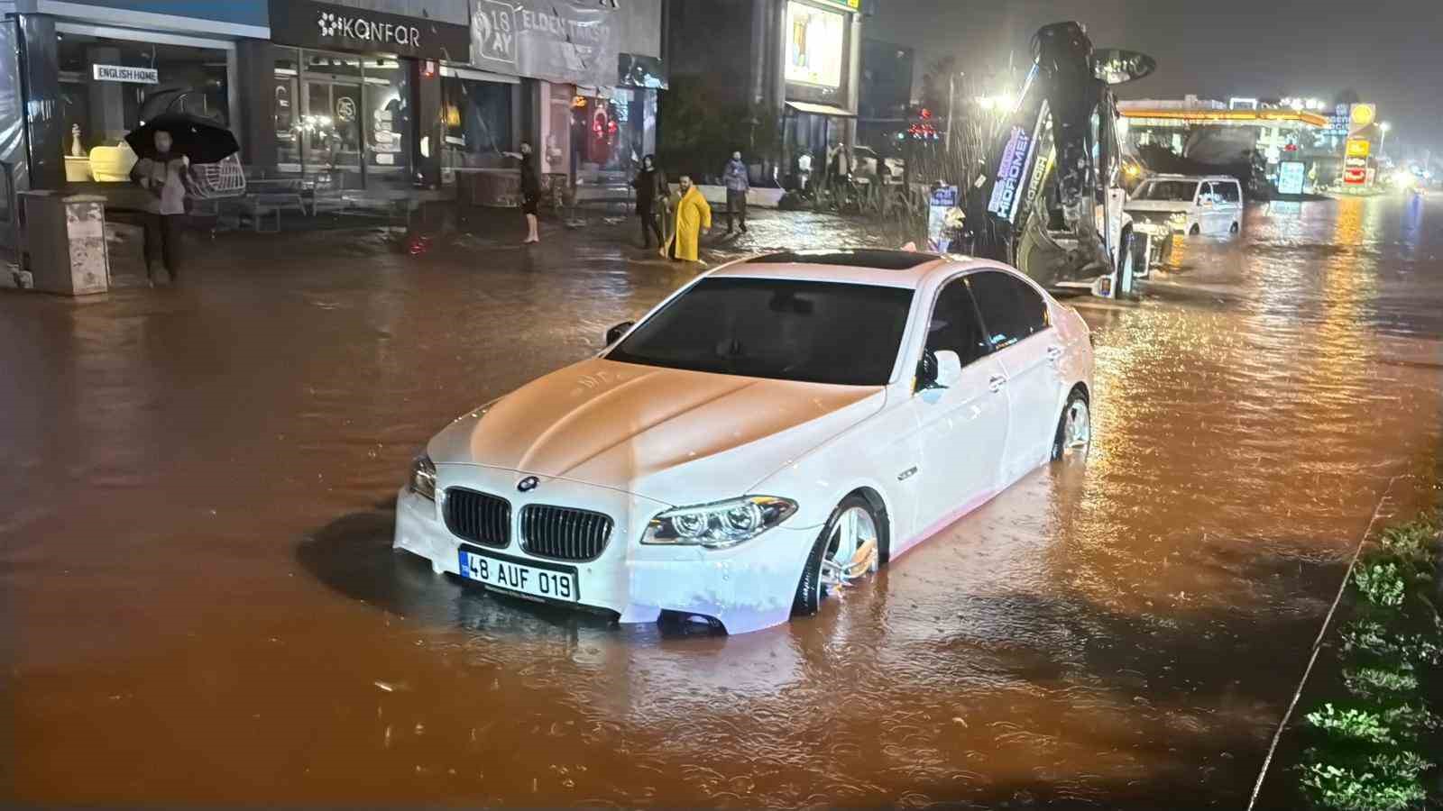Bodrum sağanak yağışa teslim oldu: Yollar göle döndü, evleri su bastı
