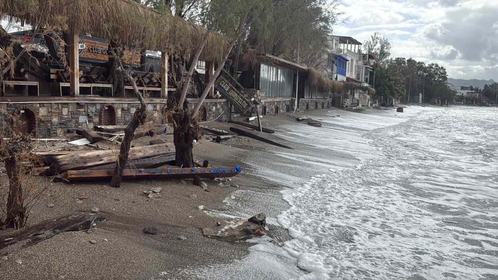 Bodrum sahili savaş alanına döndü: "Fırtına işletmeleri yerle bir etti"
