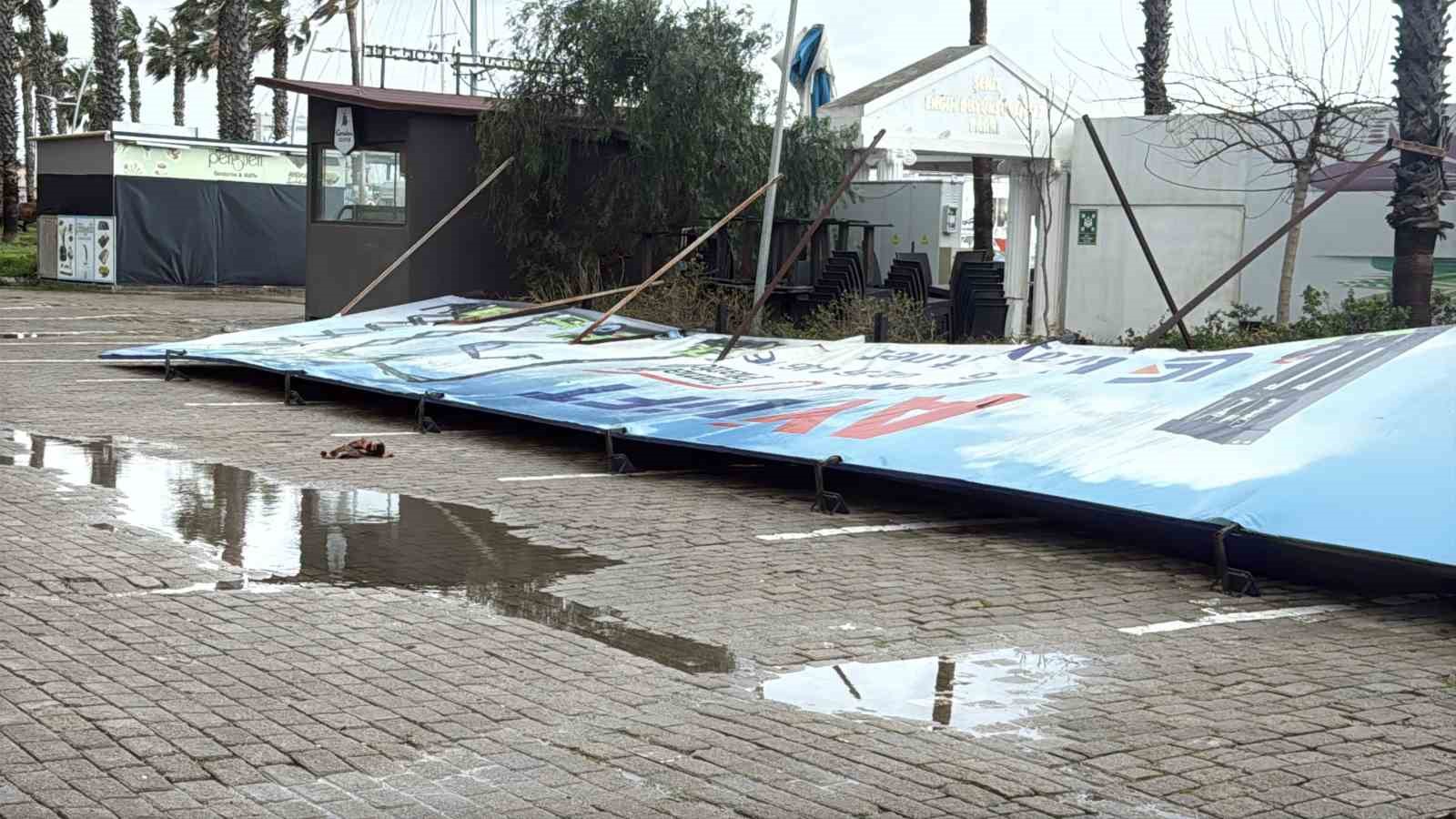 Bodrum sahili savaş alanına döndü: "Fırtına işletmeleri yerle bir etti"
