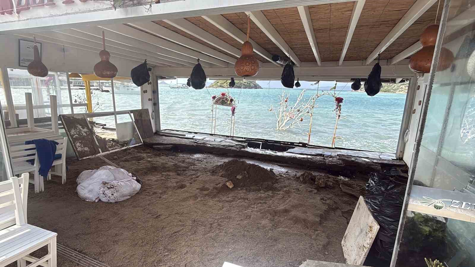 Bodrum sahili savaş alanına döndü: "Fırtına işletmeleri yerle bir etti"
