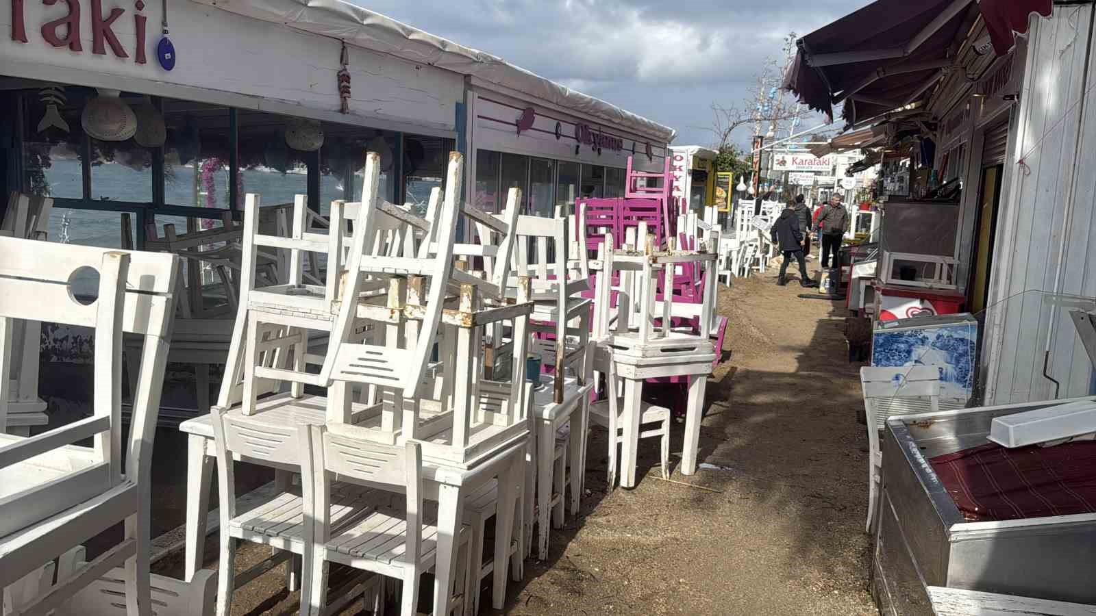 Bodrum sahili savaş alanına döndü: "Fırtına işletmeleri yerle bir etti"
