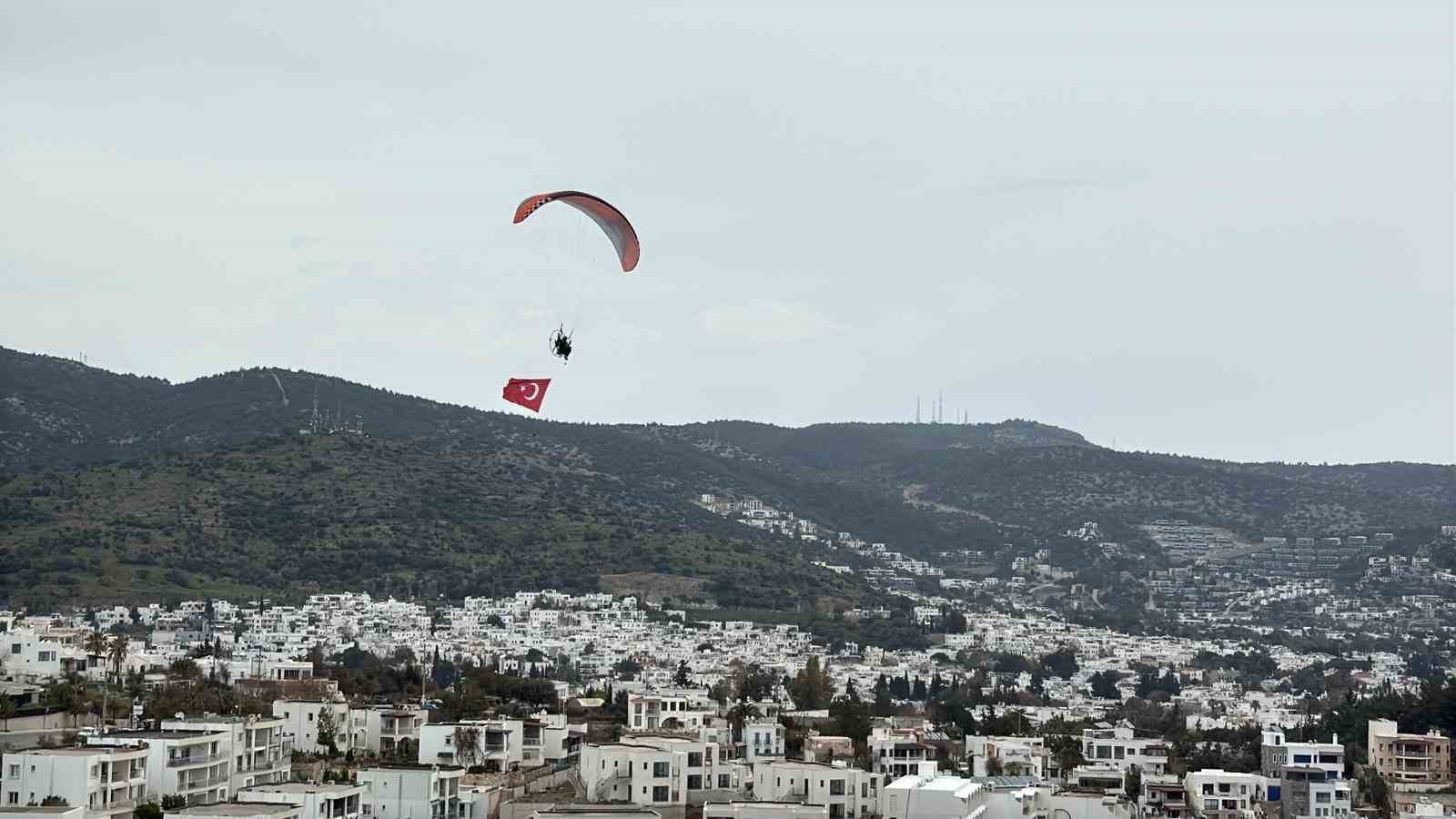 Bodrum semalarında 18 mart mesajı: Dev Türk bayrağıyla anlamlı uçuş

