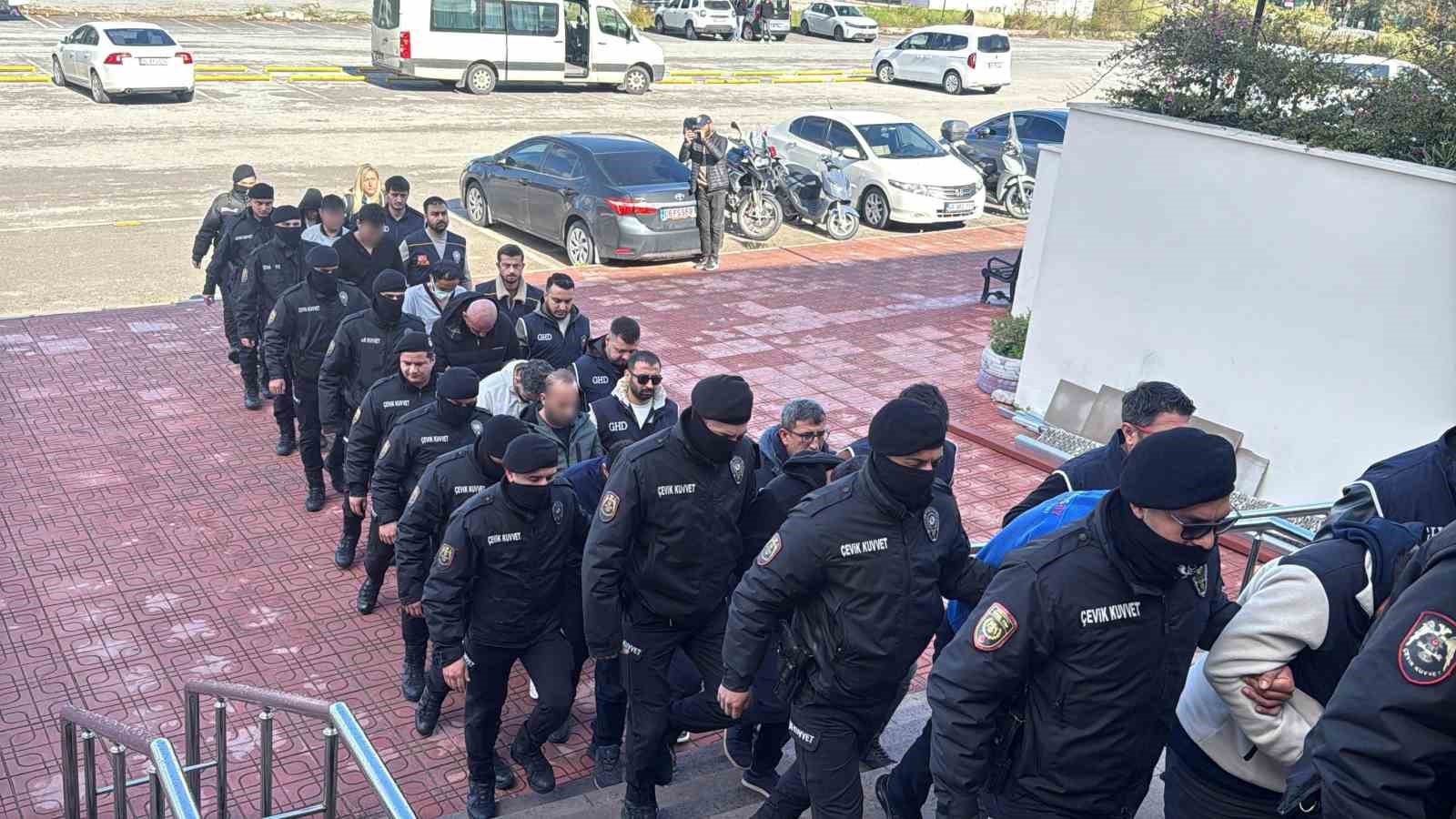 Bodrum’da 19 mültecinin öldüğü bot faciasına 12 tutuklama
Bodrum’da 19 mültecinin öldüğü bot faciasına 12 tutuklama