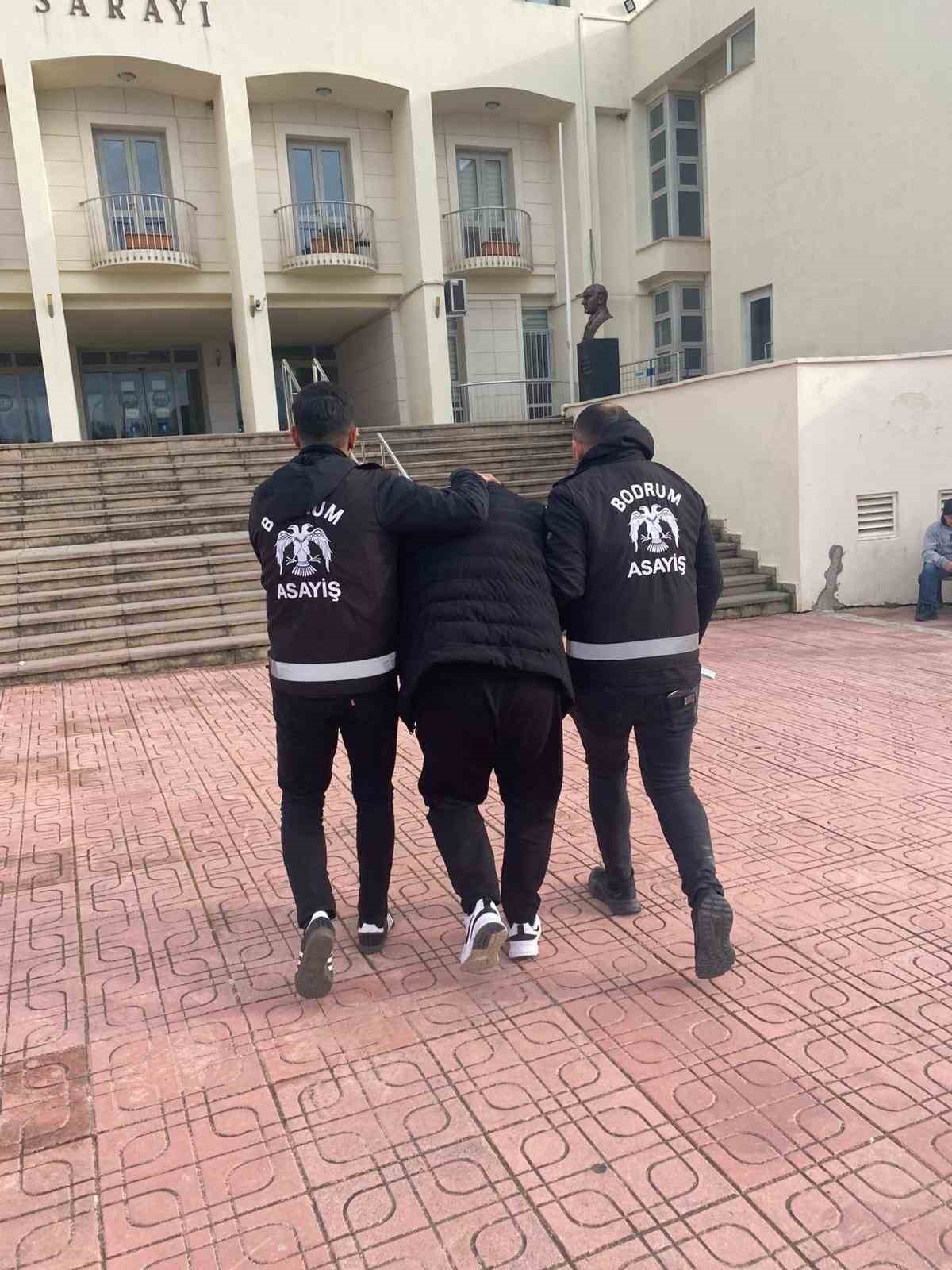 Bodrum’da 24 yıl kesinleşmiş cezası olan firari kıskıvrak yakalandı
