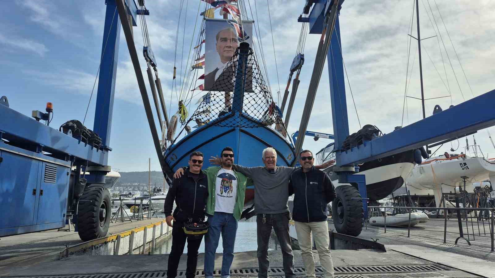 Bodrum’da 65 yaşındaki teknesine gözü gibi bakıyor
