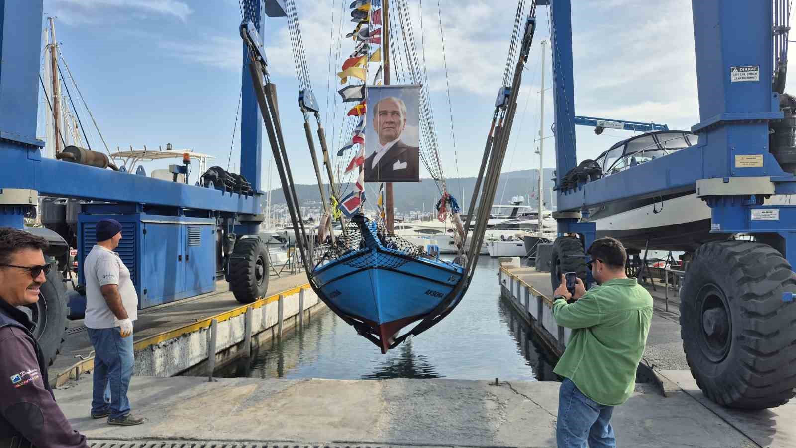 Bodrum’da 65 yaşındaki teknesine gözü gibi bakıyor
