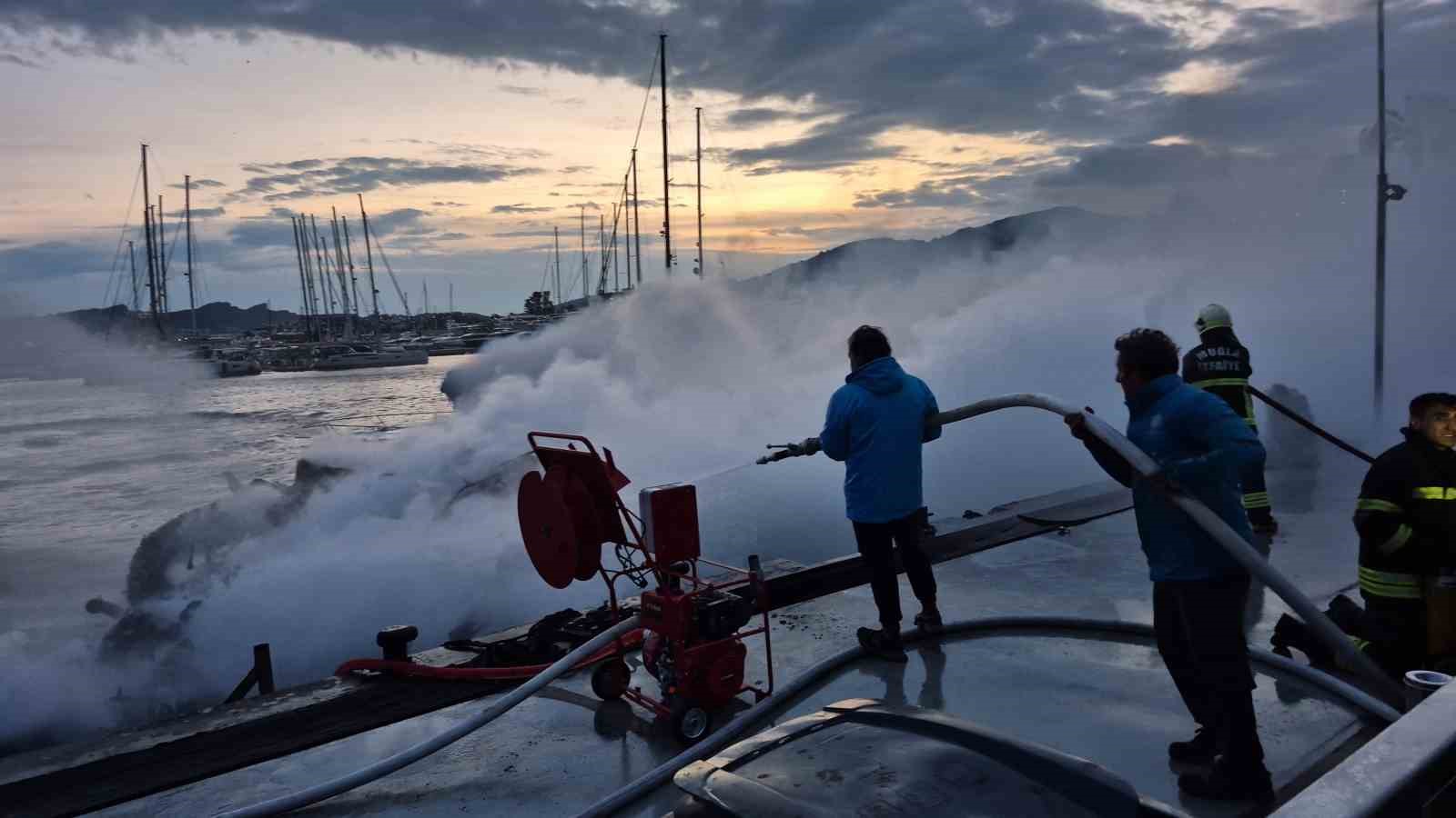 Bodrum’da 7 motoryat yanarak battı
