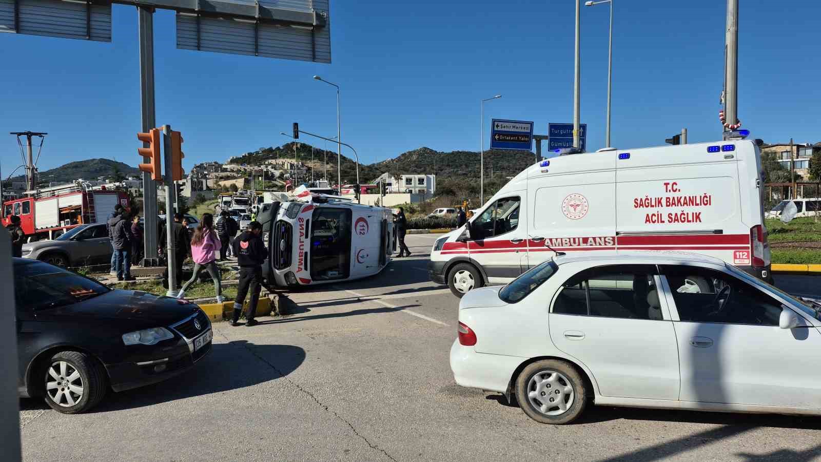 Bodrum’da ambulans devrildi: 4 yaralı
