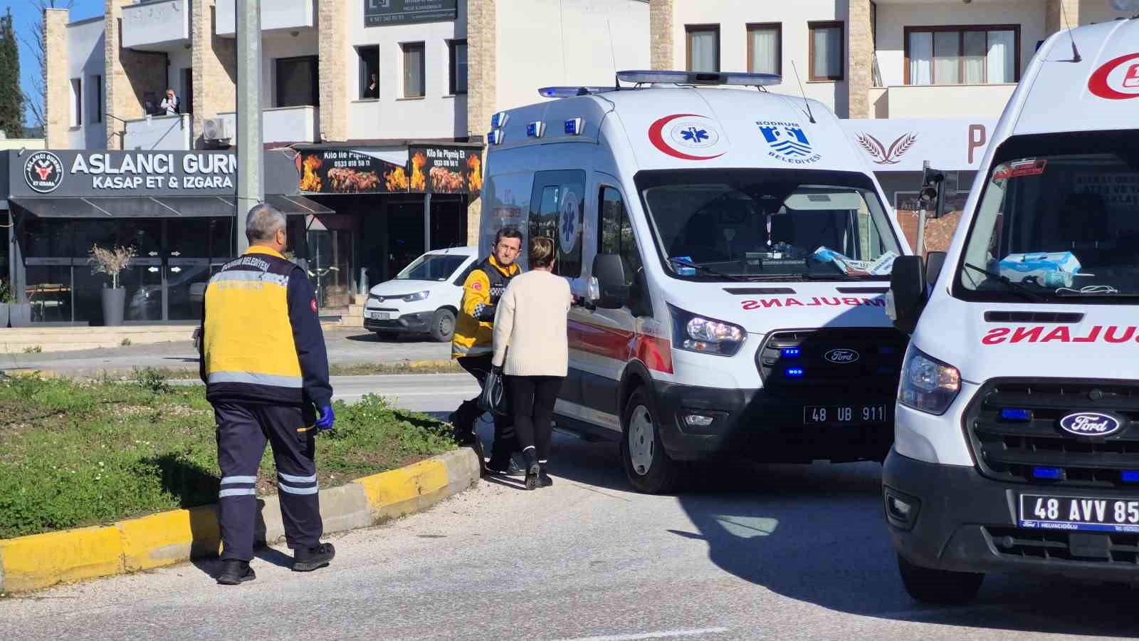Bodrum’da ambulans devrildi: 4 yaralı
