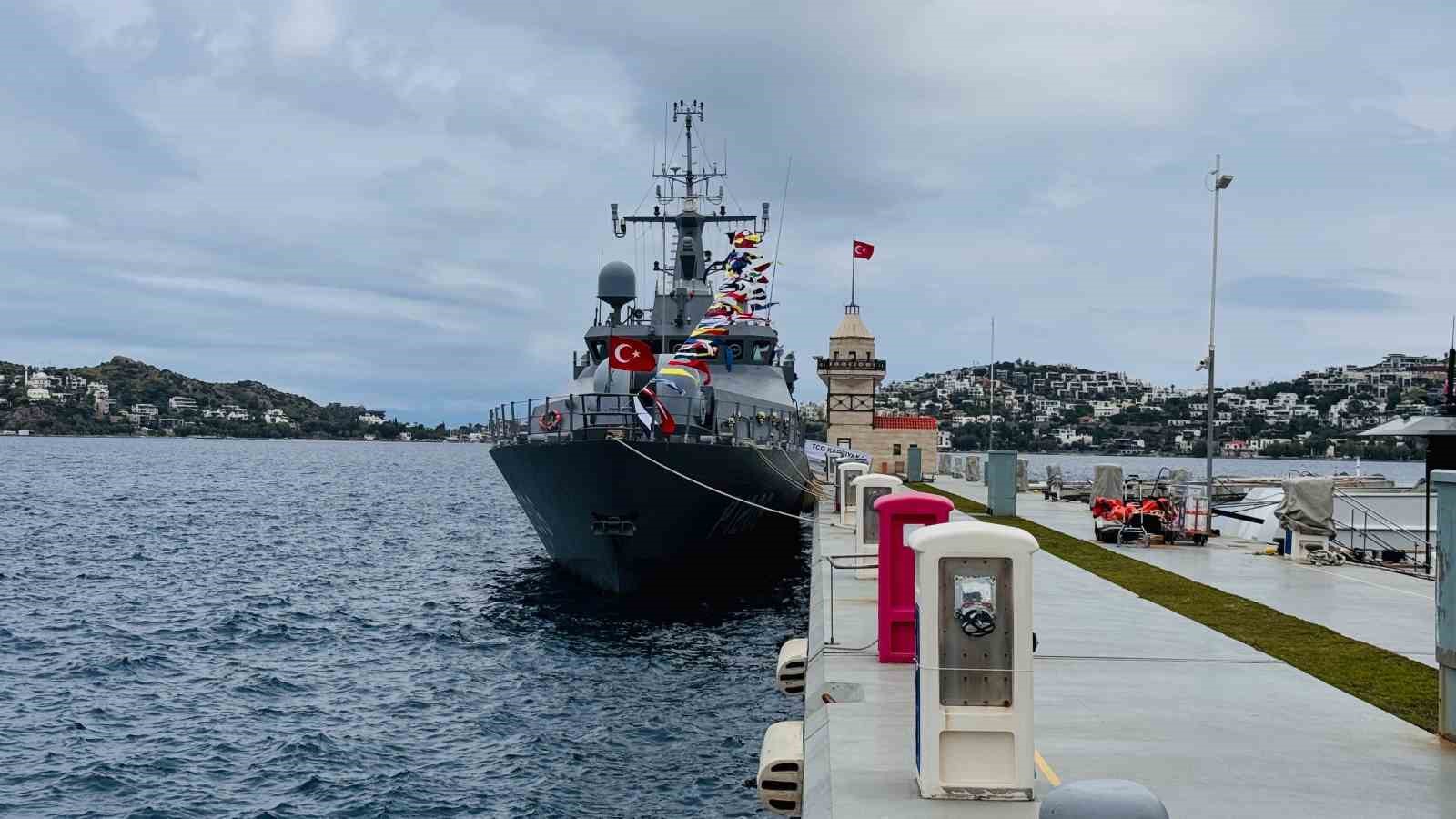 Bodrum’da askeri gemi kapısını çocuklara açtı
