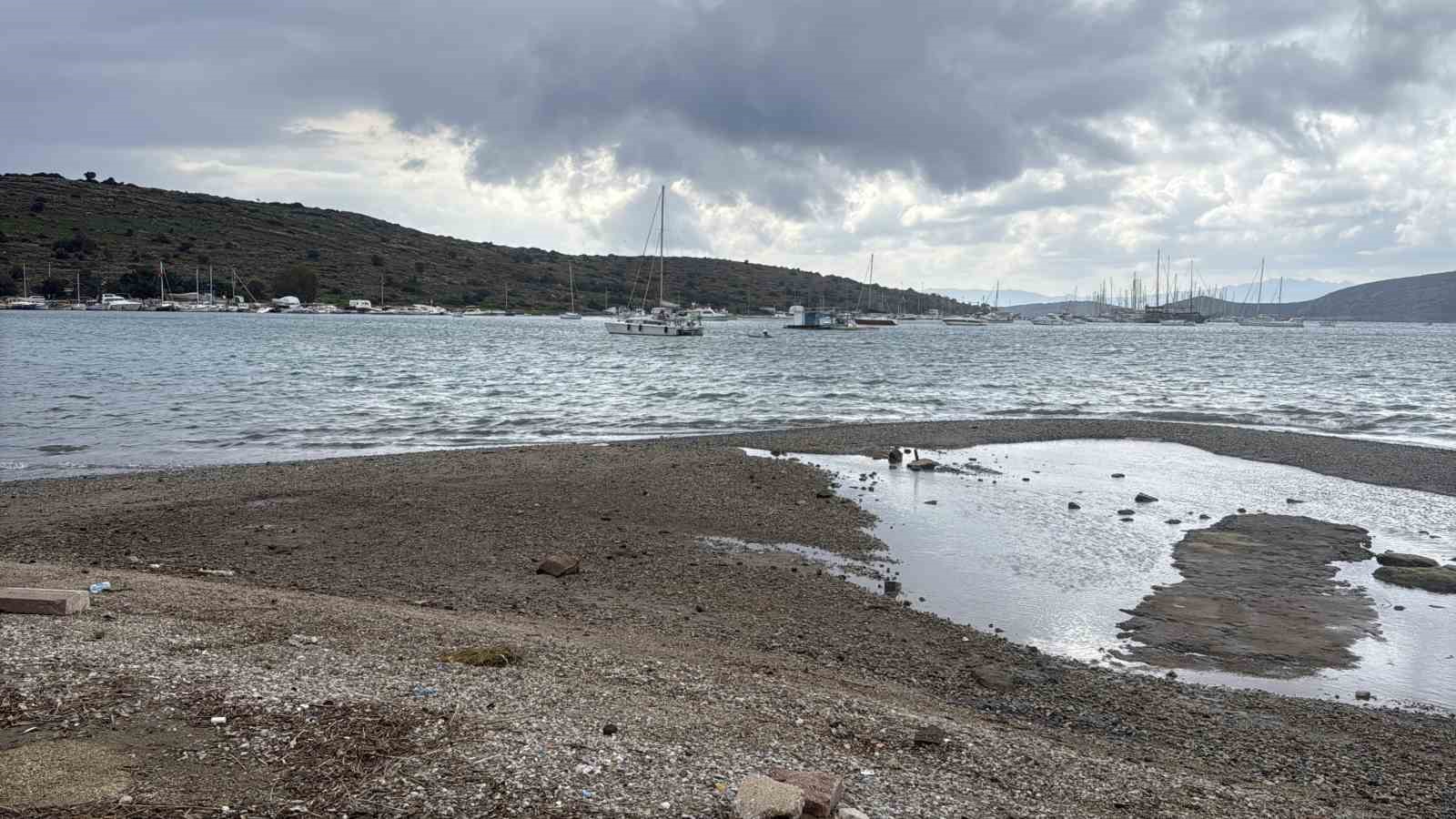 Bodrum’da deniz çekildi
