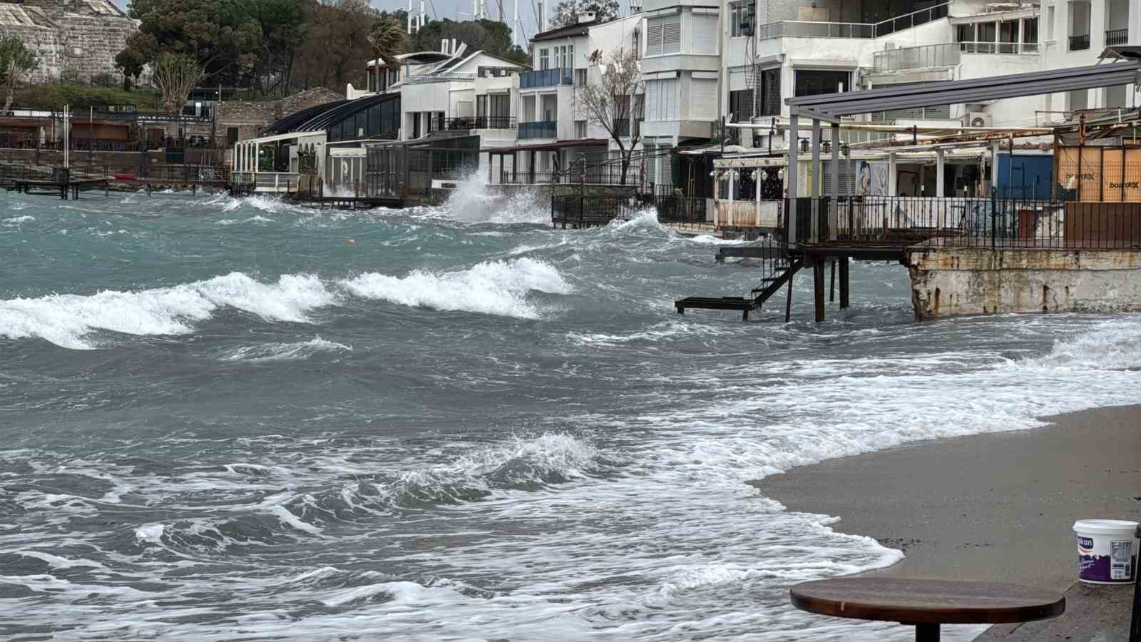 Bodrum’da fırtına 80 kilometre hıza ulaştı
