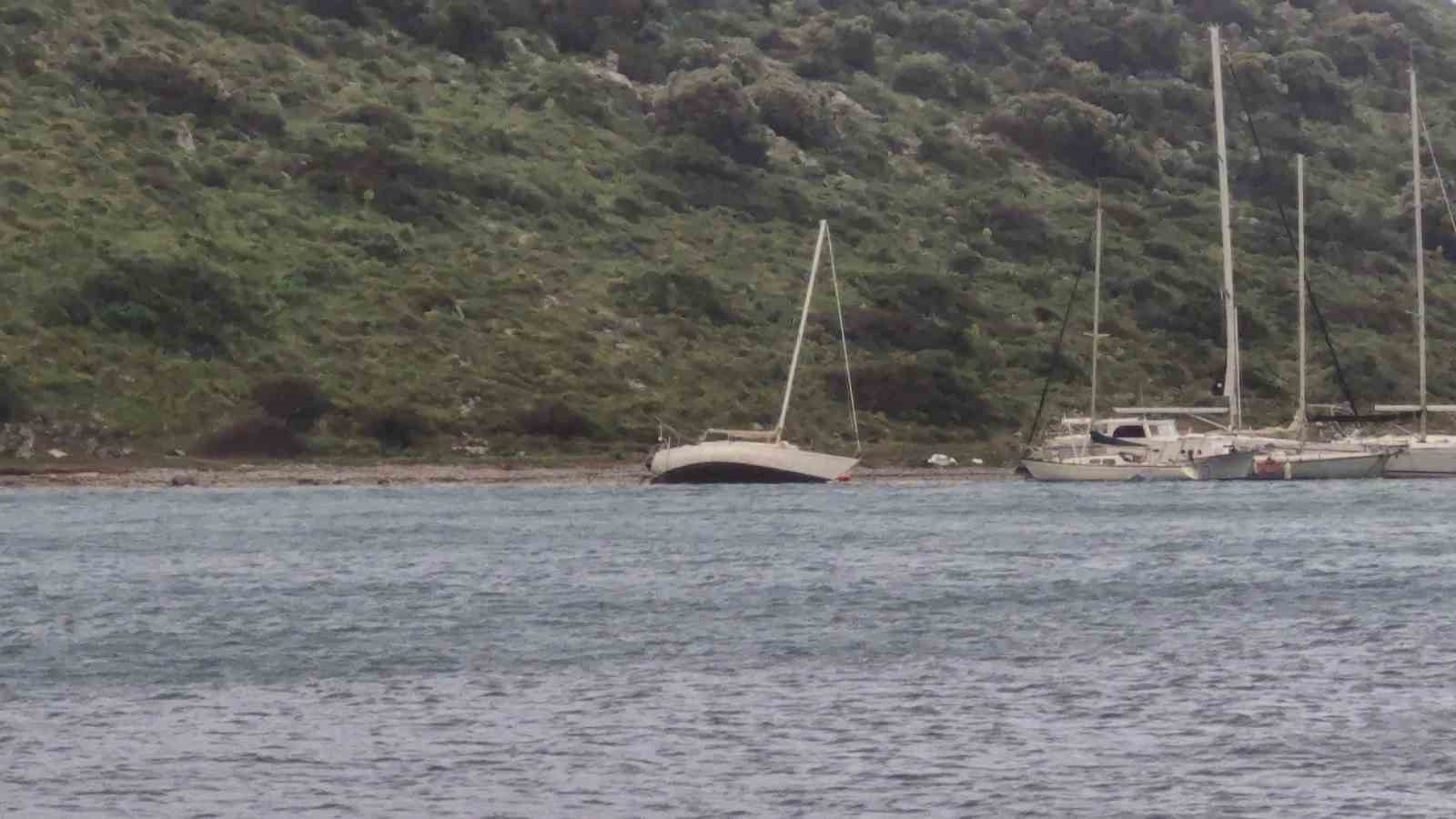 Bodrum’da fırtına etkili oldu, 2 tekne karaya oturdu
