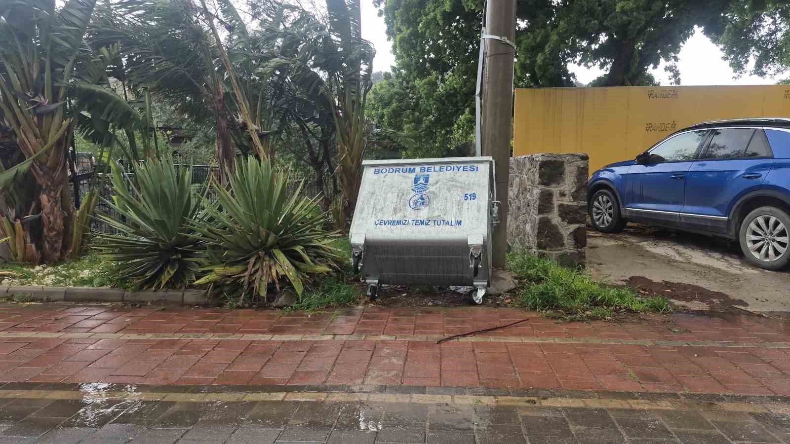 Bodrum’da fırtına etkili oldu, 2 tekne karaya oturdu
