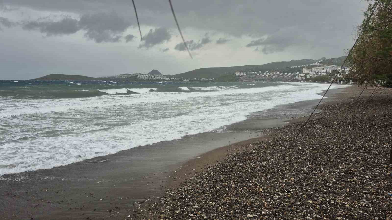 Bodrum’da fırtına etkili oldu, 2 tekne karaya oturdu
