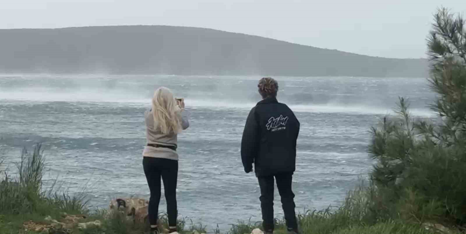 Bodrum’da fırtınada deniz ortasındaki doğa olayı görenleri şaşırttı
