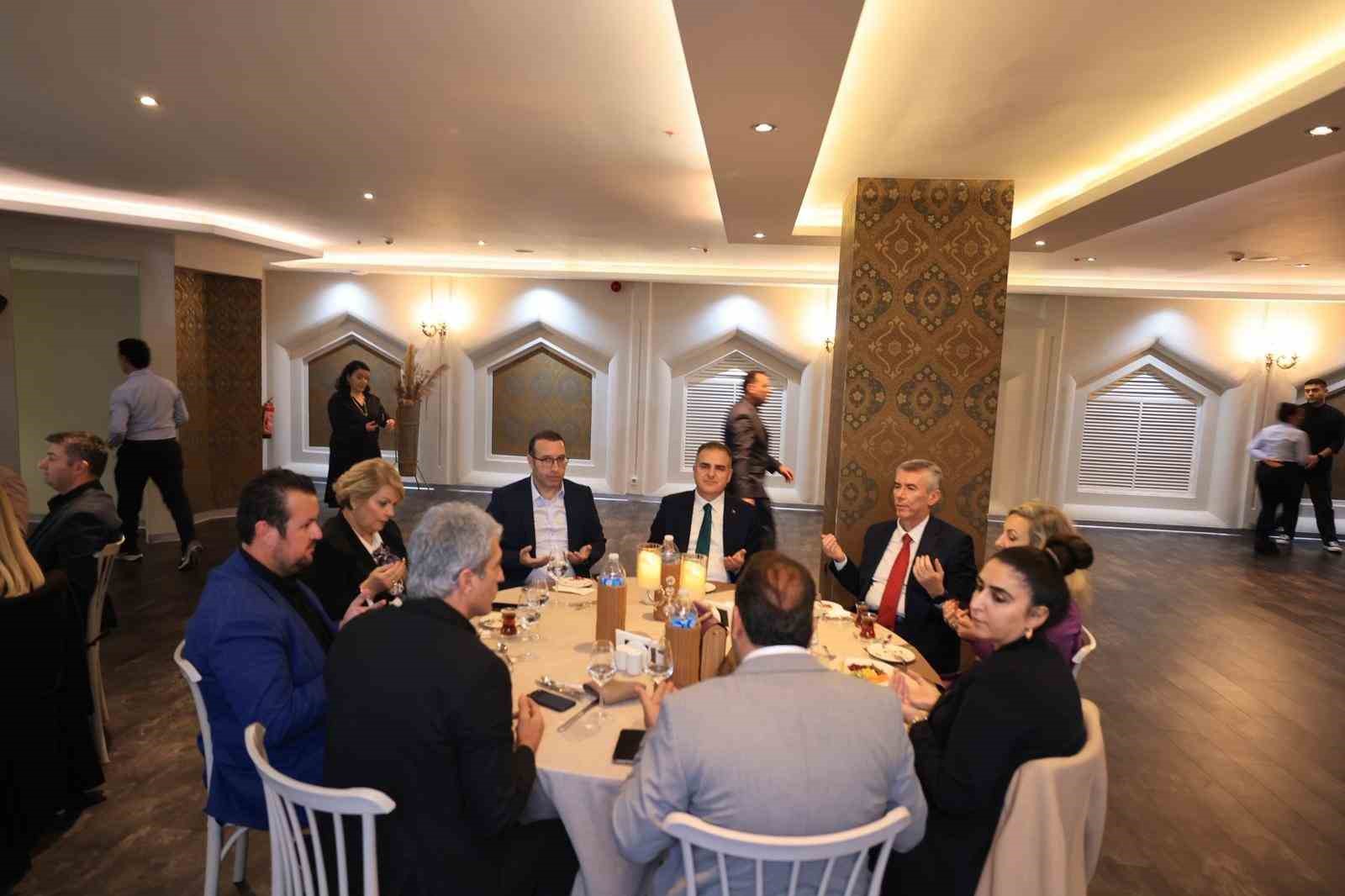 Bodrum’da gazeteciler iftarda buluştu
Bodrum’da gazeteciler iftarda buluştu