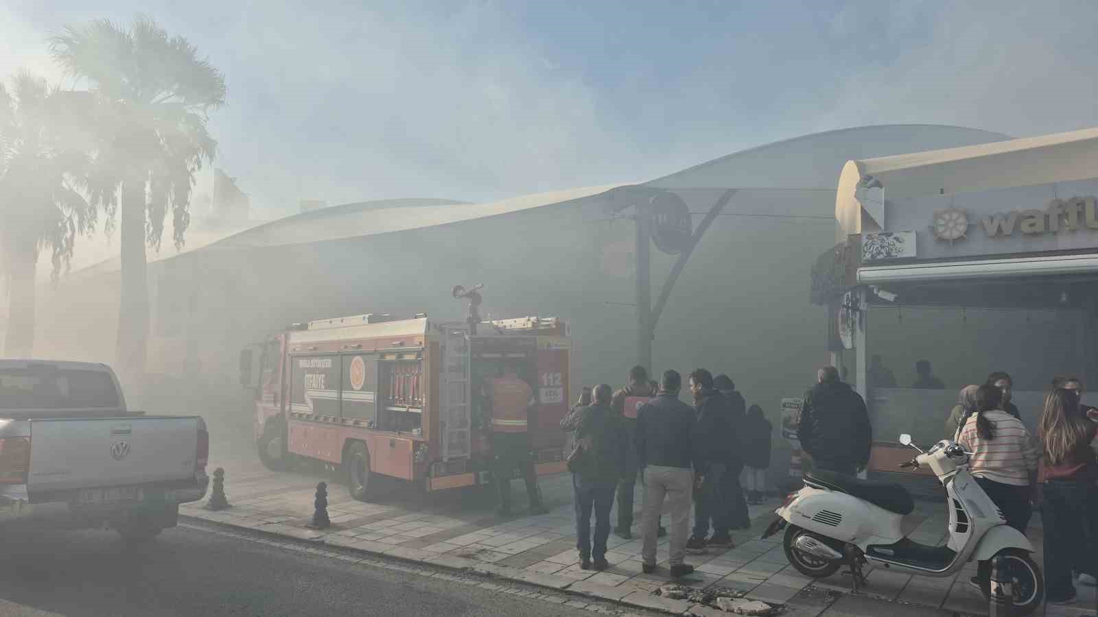 Bodrum’da giyim mağazasının deposunda yangın paniği
