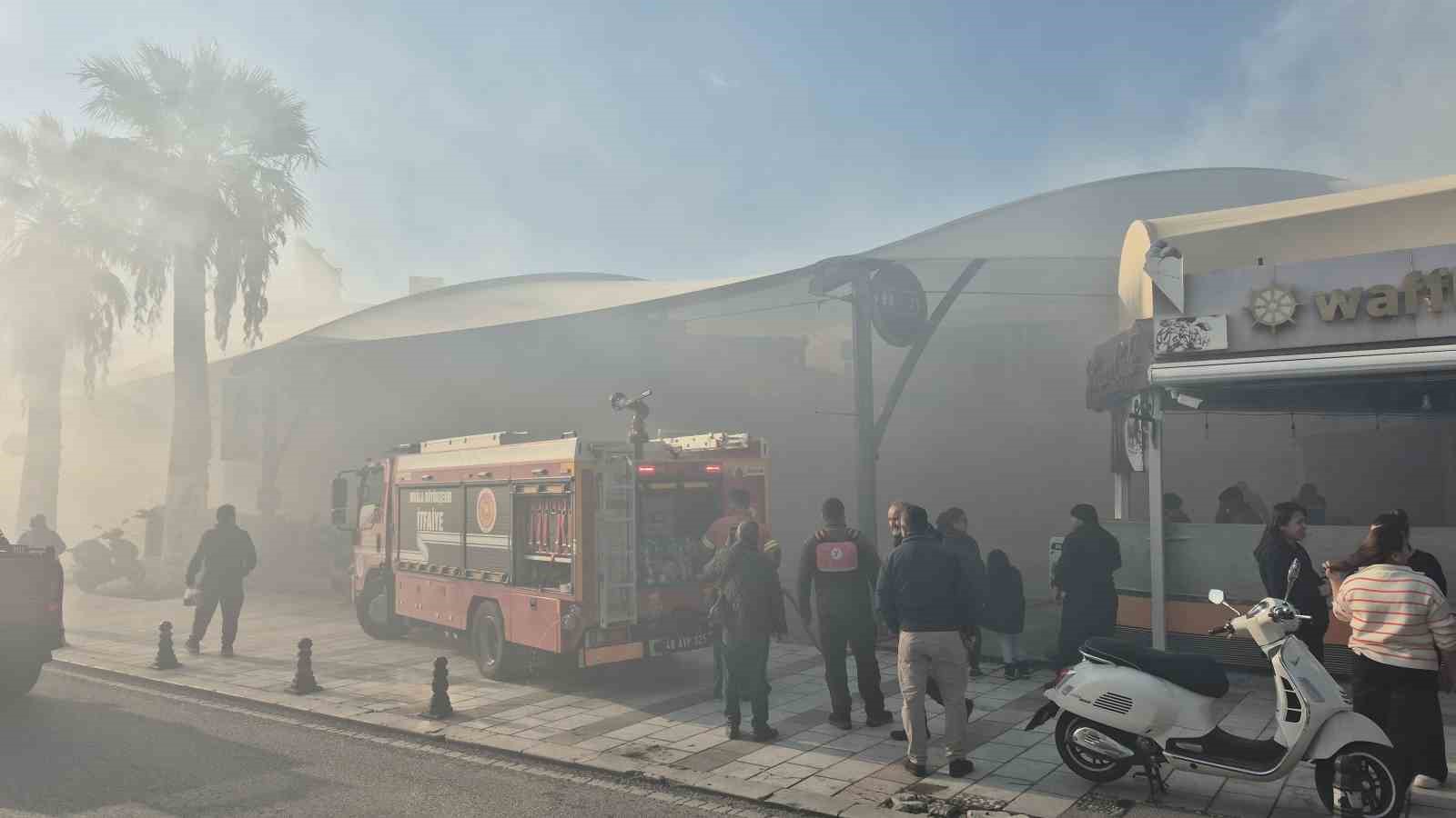 Bodrum’da giyim mağazasının deposunda yangın paniği
