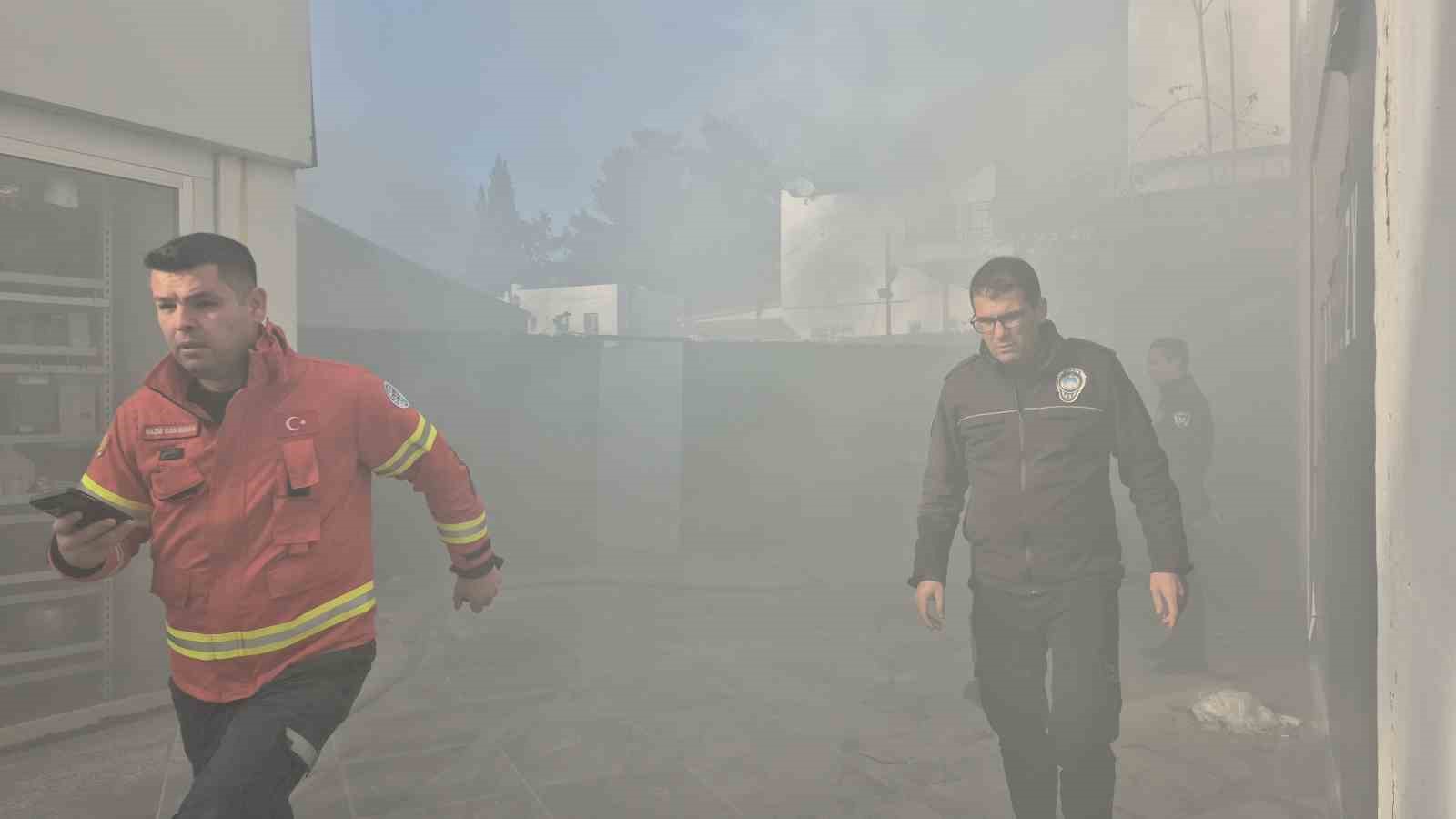 Bodrum’da giyim mağazasının deposunda yangın paniği
