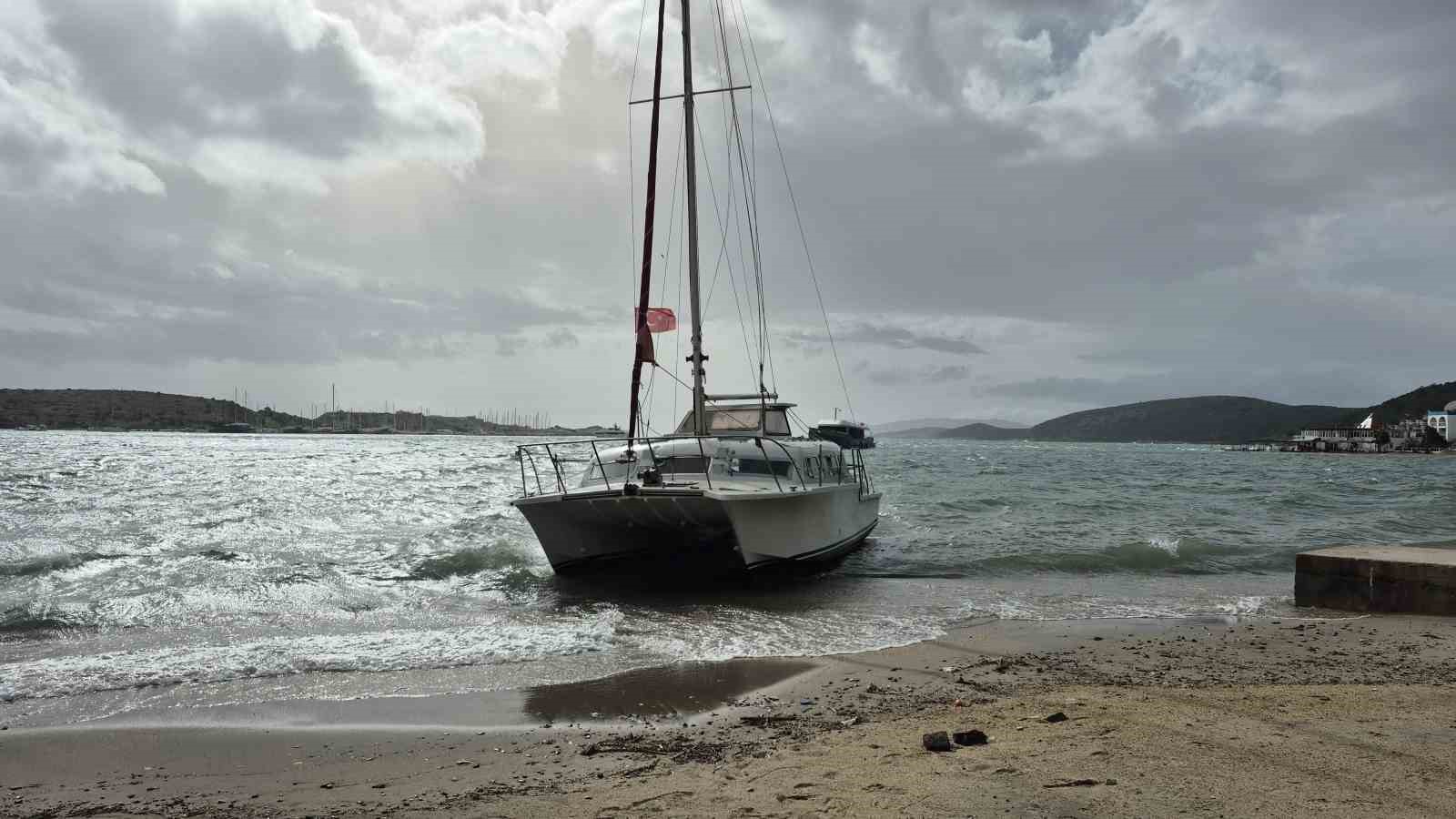 Bodrum’da korku dolu anlar: 8 tekne kıyıya sürüklendi
