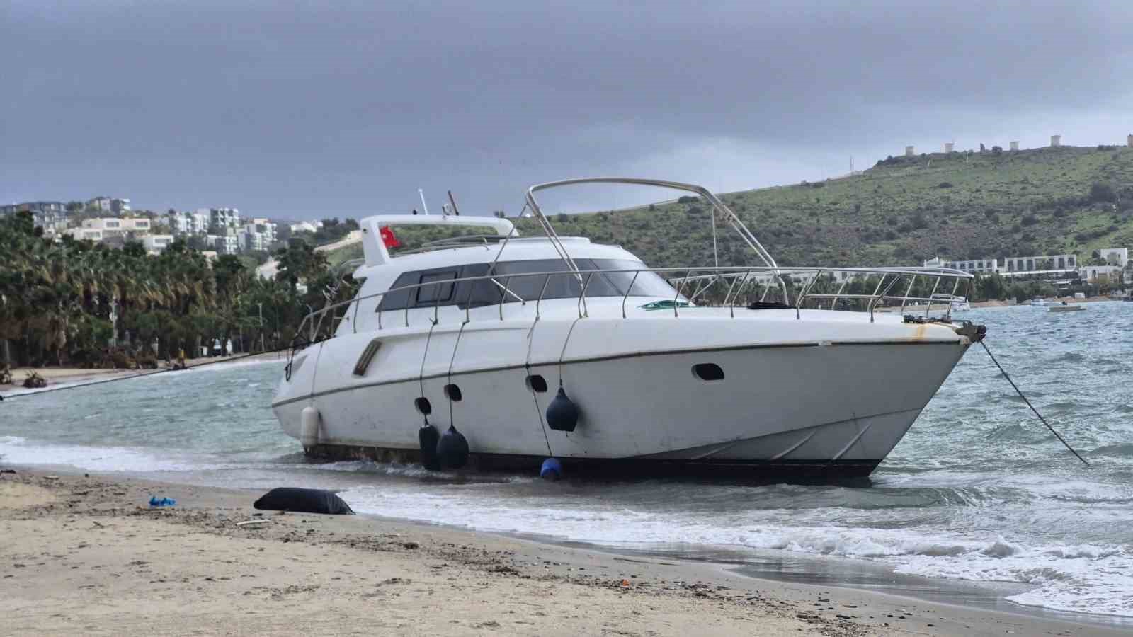 Bodrum’da korku dolu anlar: 8 tekne kıyıya sürüklendi
