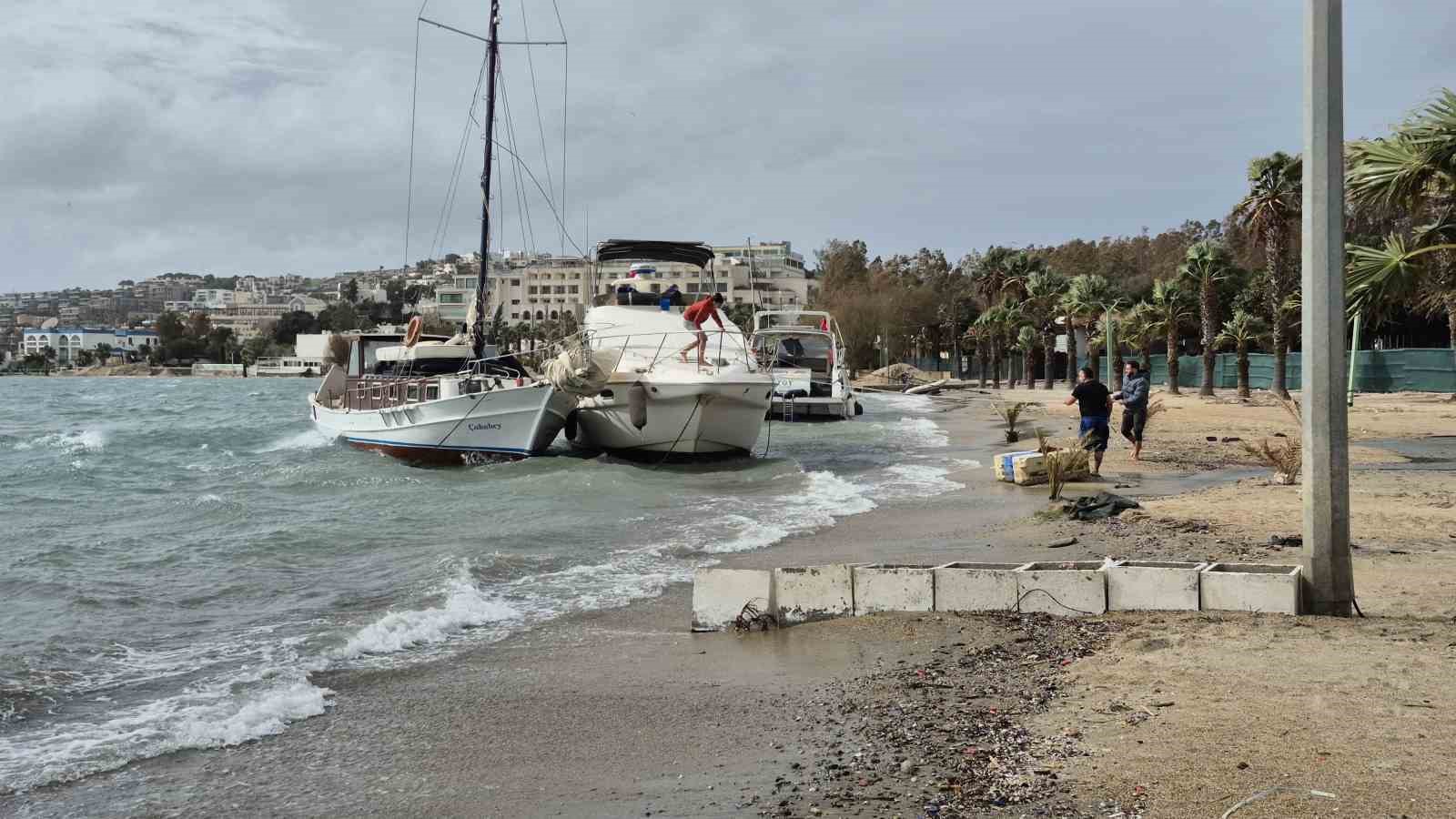 Bodrum’da korku dolu anlar: 8 tekne kıyıya sürüklendi
