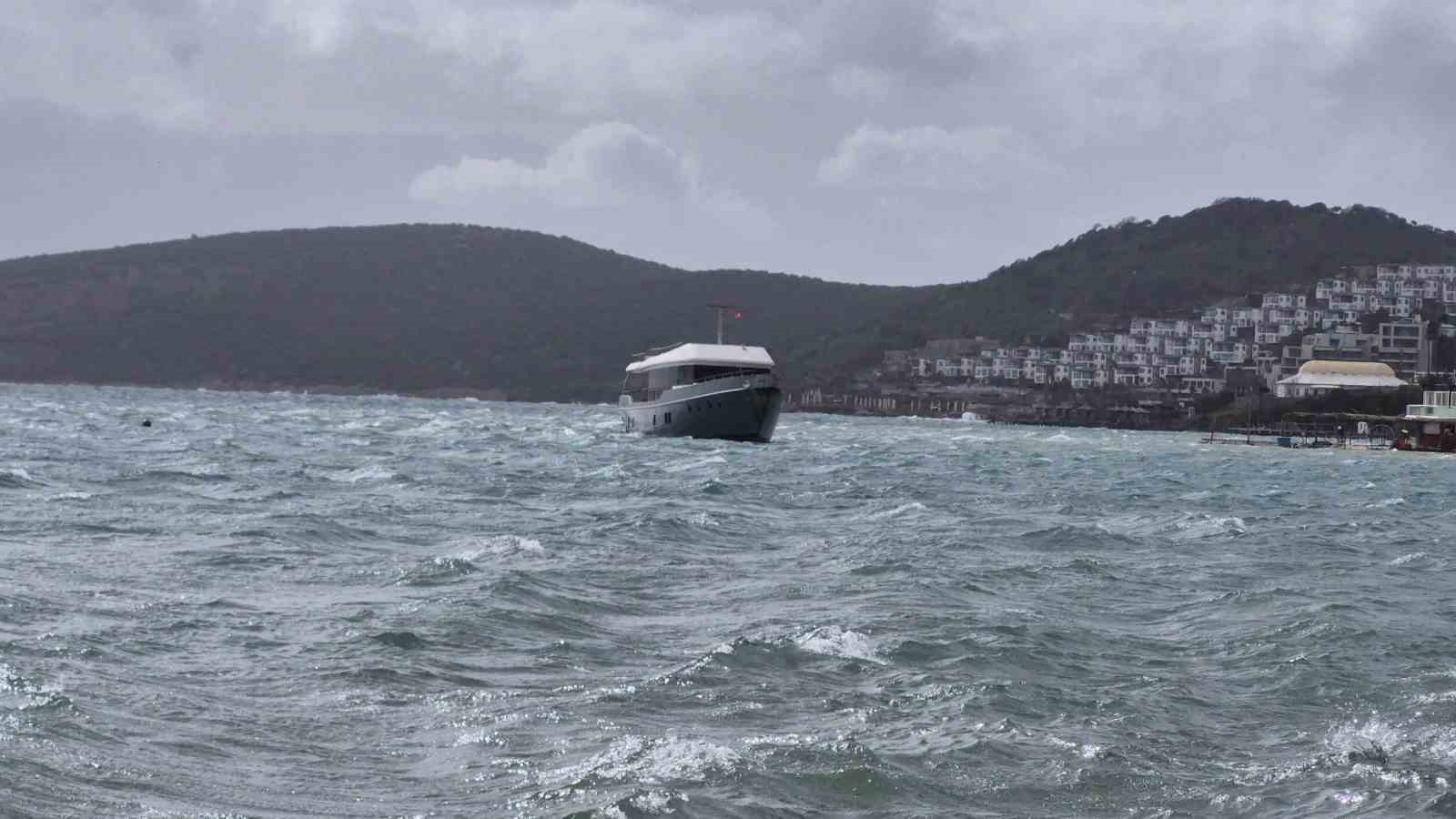 Bodrum’da korku dolu anlar: 8 tekne kıyıya sürüklendi
