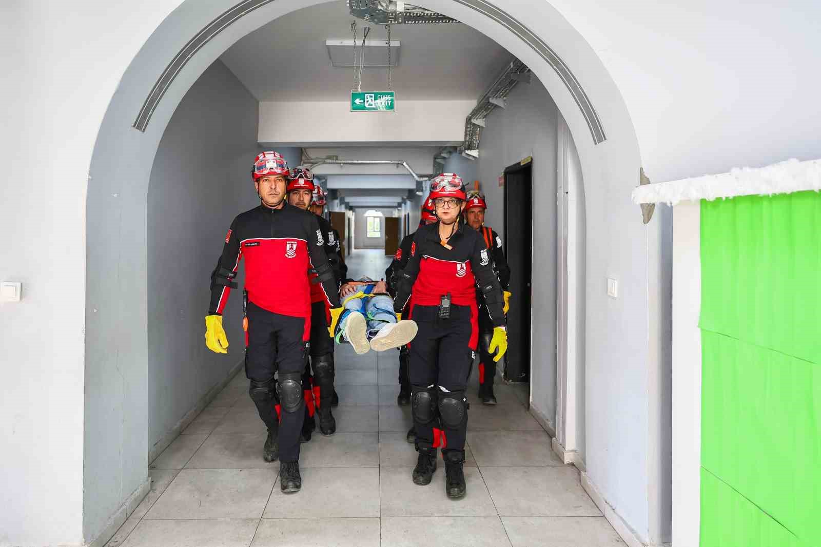 Bodrum’da öğrenciler deprem tatbikatında "çök-kapan-tutun" yaptı
