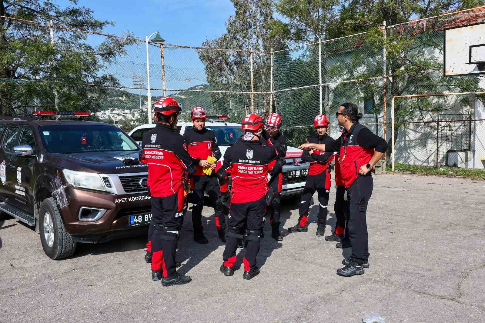 Bodrum’da öğrenciler deprem tatbikatında "çök-kapan-tutun" yaptı
