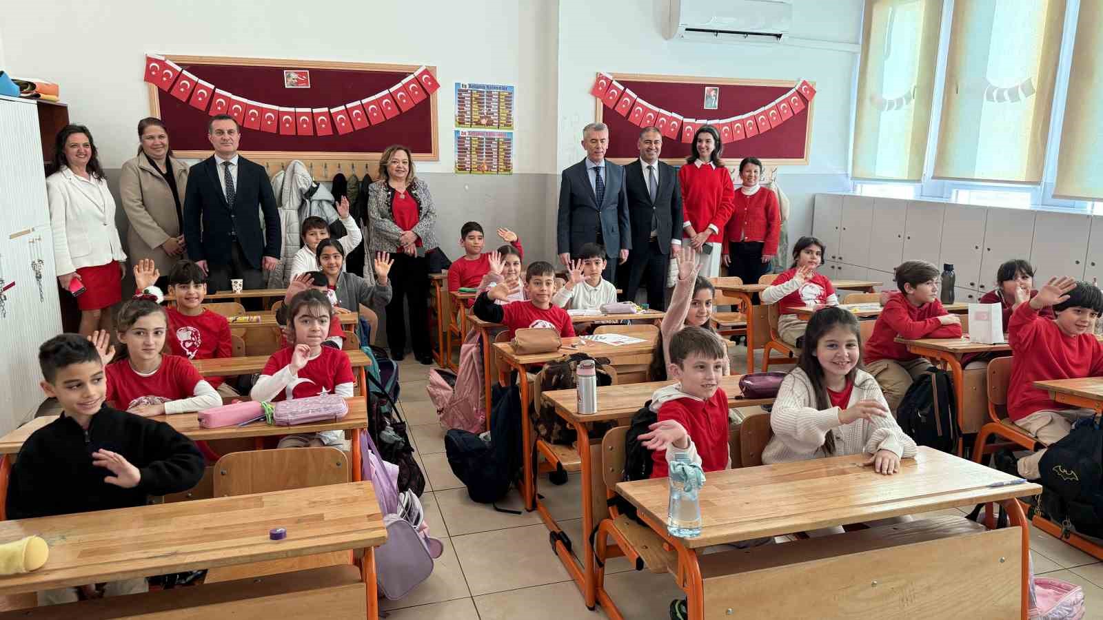 Bodrum’da öğrenciler kırmızı beyaz ay yıldızlı kıyafetlerle eğitime başladı
