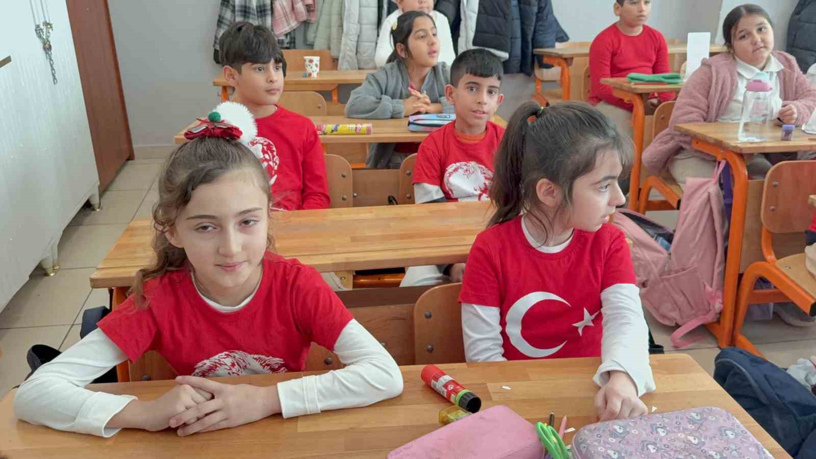 Bodrum’da öğrenciler kırmızı beyaz ay yıldızlı kıyafetlerle eğitime başladı
