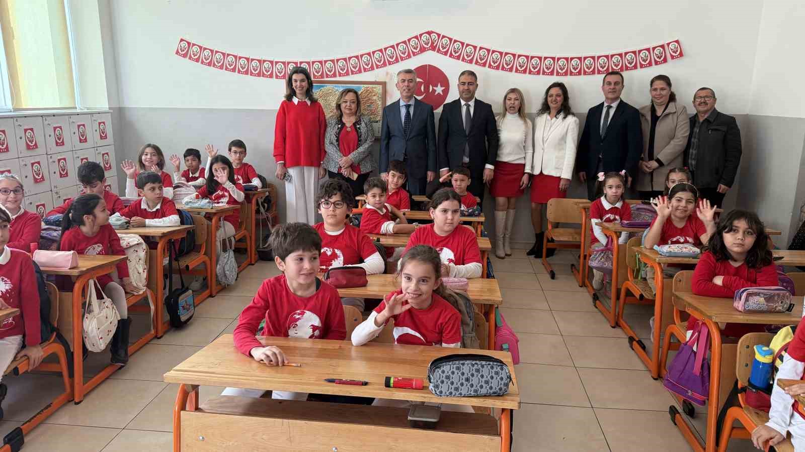 Bodrum’da öğrenciler kırmızı beyaz ay yıldızlı kıyafetlerle eğitime başladı
