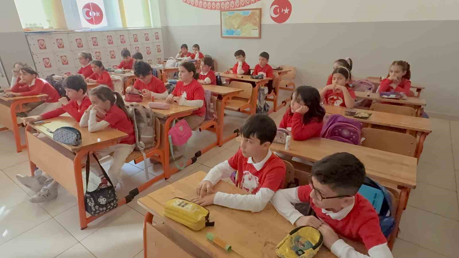 Bodrum’da öğrenciler kırmızı beyaz ay yıldızlı kıyafetlerle eğitime başladı
