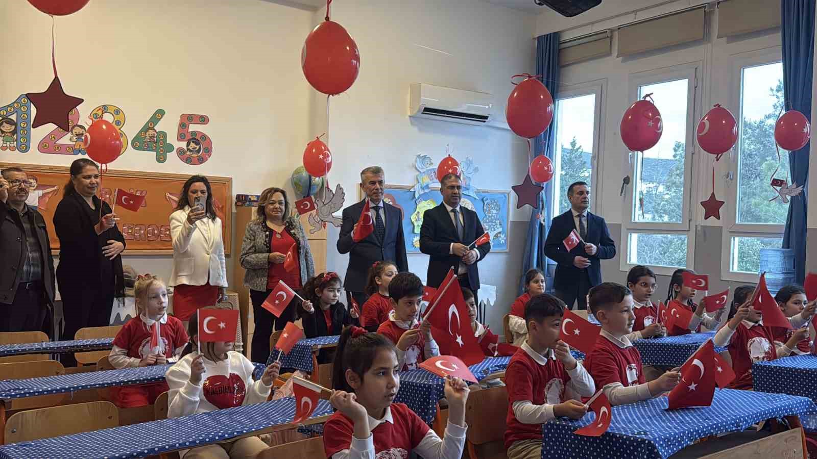 Bodrum’da öğrenciler kırmızı beyaz ay yıldızlı kıyafetlerle eğitime başladı
