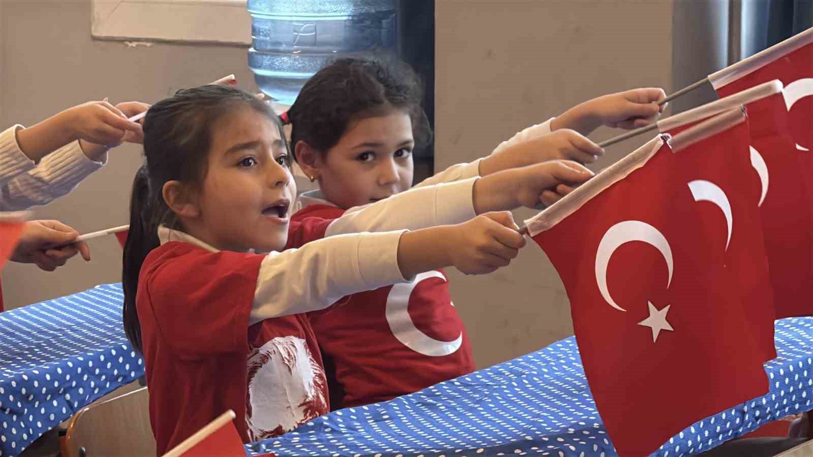 Bodrum’da öğrenciler kırmızı beyaz ay yıldızlı kıyafetlerle eğitime başladı
