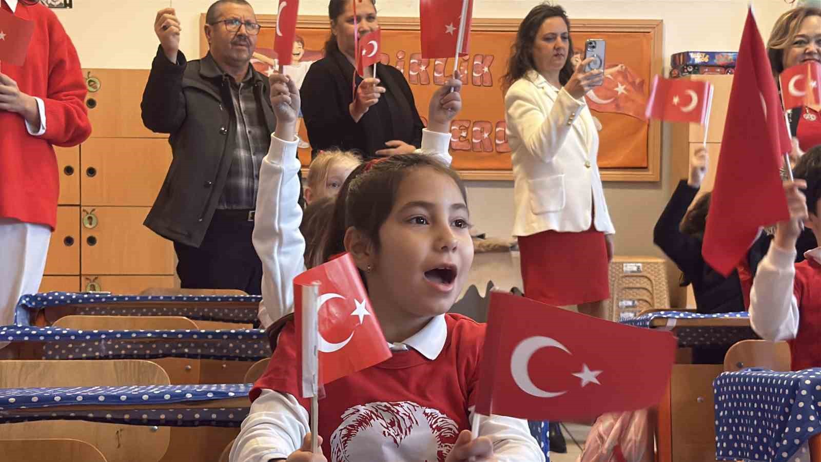 Bodrum’da öğrenciler kırmızı beyaz ay yıldızlı kıyafetlerle eğitime başladı
